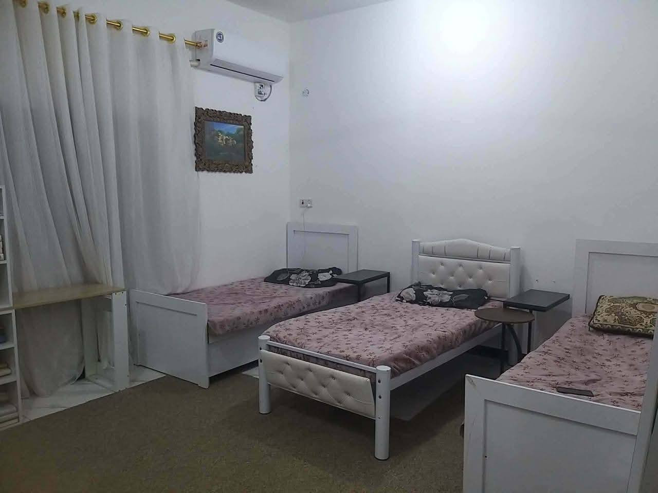 بيت للبيع حي الحكم قرب المستوصف شارع عشرين مساحة 150متر..شارع ٢٠ مباشر ثلاثة غرف واستقبال وصالة ومطبخ ومحل وحمامات داخلية وخارجية حر غير مطلوب السعر 140مع المجال لشراء يراجع مكتب الناجح للعقارات السماوة حي الحكم قرب مرطبات فستقه ***********}{***********}
