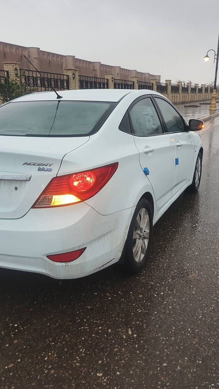 بسعر مناسب 110 وبيها مجال 

اكسنت خليجي بللو 

2013

مكفوله من الصبغ والضرر فقط بارد بصيط جدا 

مكينه ١٦

فول مواصفات 

فتحه 

اشاير بل مري 

تحكم ستيرن 

وهواي شغلات

للأستسفار 

***********
