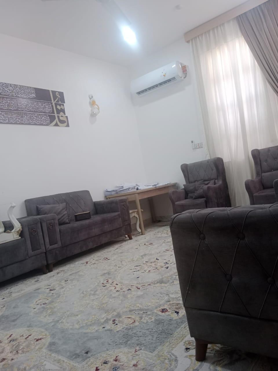 السلام عليكم بيت بحي المكرمه ركن مربع ١٠في ١٢ونص المساحه ١٢٦متر على شارع ١٥ وشارع ١٠ على ساحه الطابق الأول غرفه واستقبال ومطبخ وصاله وحمامات اثنين الطابق الثاني غرفه وصاله وحمام مع سطح مع بيتونه وسطح ثاني بناءً سنه ٢٠٢٢ السعر ١٨٠مليون الاتصال ***********
