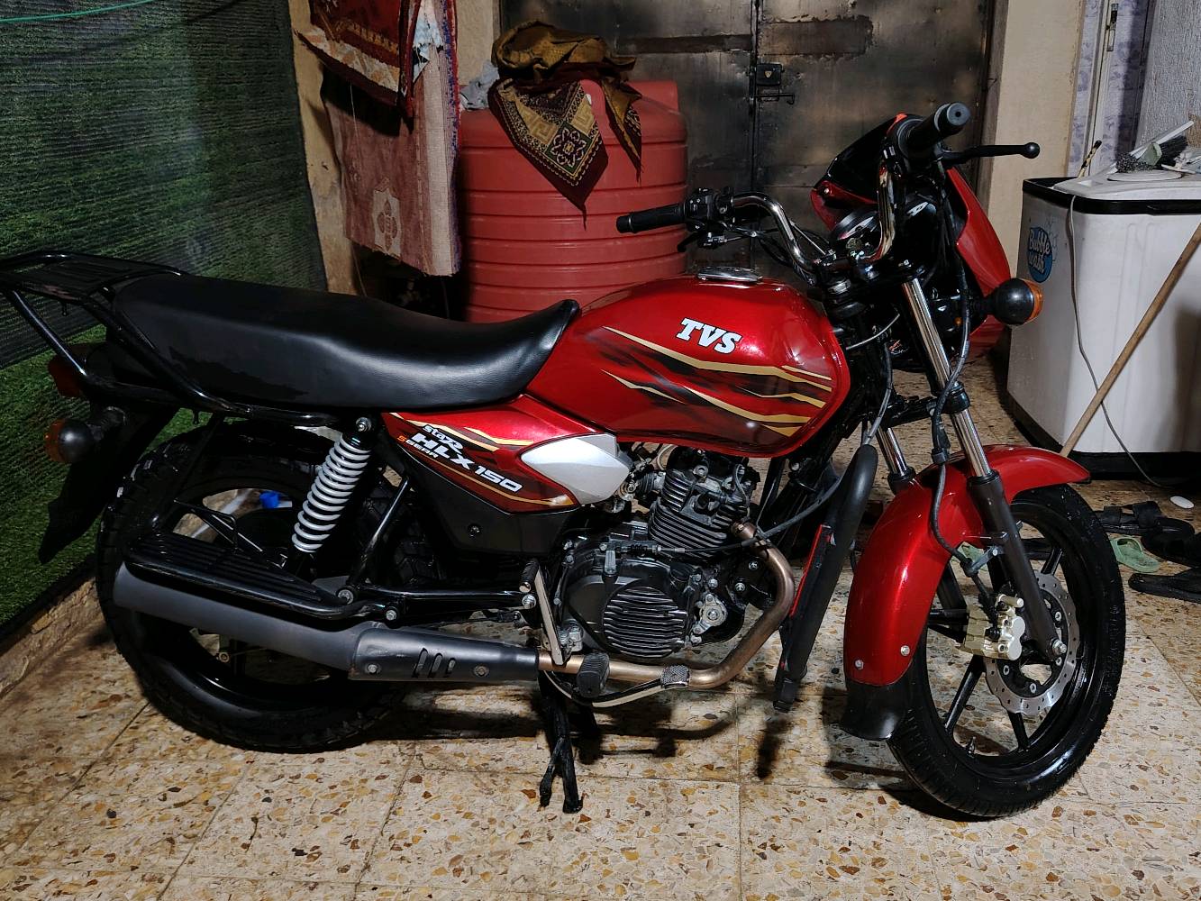 السلام عليكم شباب دراجه tvs كلاسك موديل 2023 طالعه ب 2025 بشهر الخامس الدراجه نظيفه بحاله الوكاله صارله 5 أشهر بالشارع الدراجه حيل نظيفه أكثر من ما تتوقع مهتم بيه حيل غسل يوميه تبديل دهن كل ١٠ ايام دهن لكوموني الدراجه رقم و سنويه بصره لوحات بالبيت ما شادهن بأسمي تحويل ثاني يوم. سعر الدراجه ملونين و سبعميه 2700 الدراجه لأن احتاجيت راح ابيعه لحد يكسر بسعره يرحم والديكم ***********