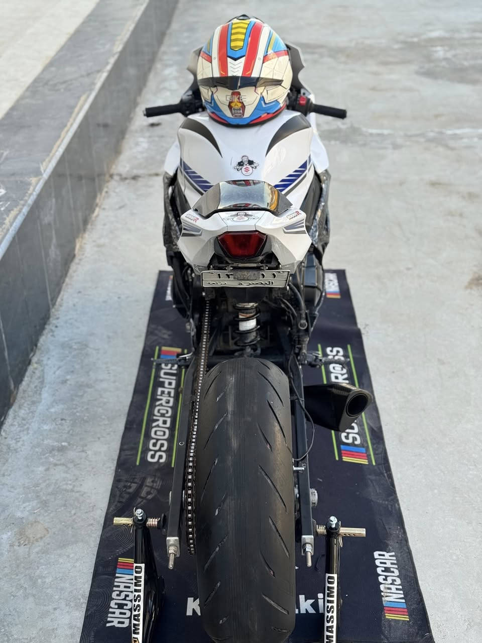 🔥 للبيع – جكسر 1000 موديل 2020 |
✅ المكينة: 1000 سي سي
✅ المسافة: ماشي 16 ألف فقط 
✅ الحالة: نظيف جداً – وكالة من كلشي
✅ الدراجة مكفولة فحص من أي مكان
‎✅ نظام ABS (مانع انغلاق الفرامل)
✅ Traction Control – مانع الانزلاق
✅ Riding Modes – مودات القيادة (A / B / C)
✅ Quick Shifter – كويك شفتر
✅ صالنصة Brock’s أصلية – صوت شرس ونظيف
✅ هاوزن طويل (ثبات عالي + سحب أقوى+هاوزن لبلادي موجود )
✅ يدات رياضية من شركة محترمة (تحكم عالي وشكل فخم)
✅ الدراجة مهبّطة – ثبات أحسن وشكل أجمل
✅ كل الإعدادات شغالة 100%

مكان موصل 
تواصل 🔥***********
