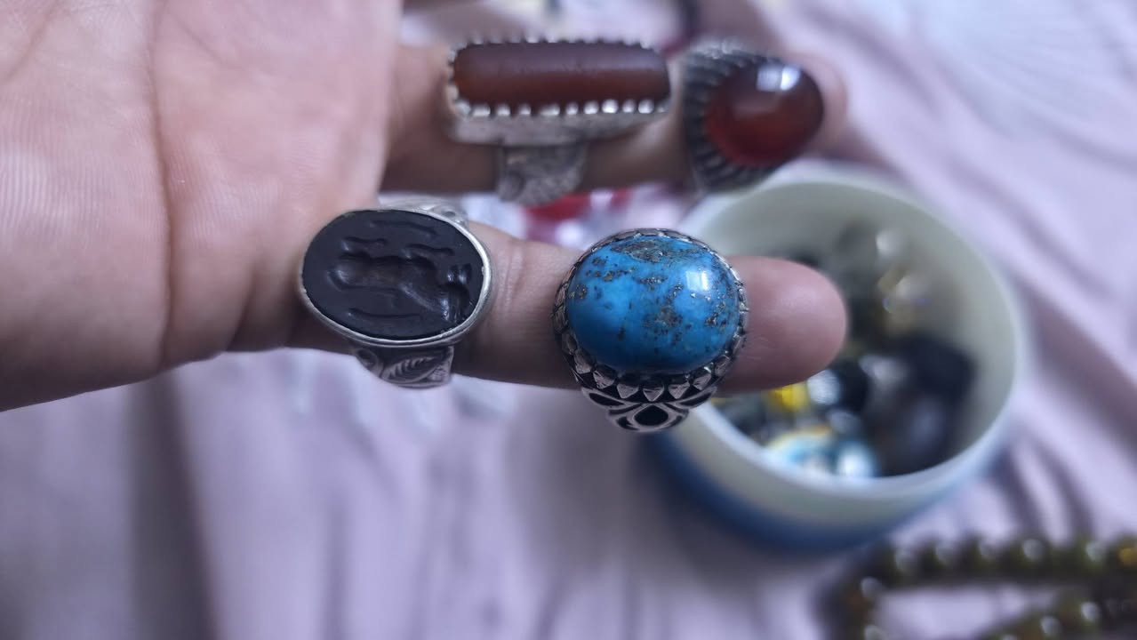 سلام عليكم ورحمة الله وبركاته 
👈تشكيلة راقية من خواتم الفضة عيار 925
👈مرصعة بأحجار يمانية أصلية بأنواعها 
👈تصاميم أنيقة وجودة مضمونة
👈اختيار مثالي للذوق الأصيل والتميز
👈٨ قطع مثل ماموضح بلصور بيهن احجار مصوره 📷
👈السعر 450الف مكاني بغداد حي القاهره 🏠
👈 ***********📞
