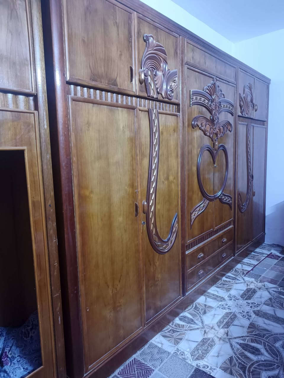 سلام عليكم غرفه كامله جديدة استخدام قليل. 
مكاني محاويل سعر 800 وبيه مجال. 
***********
