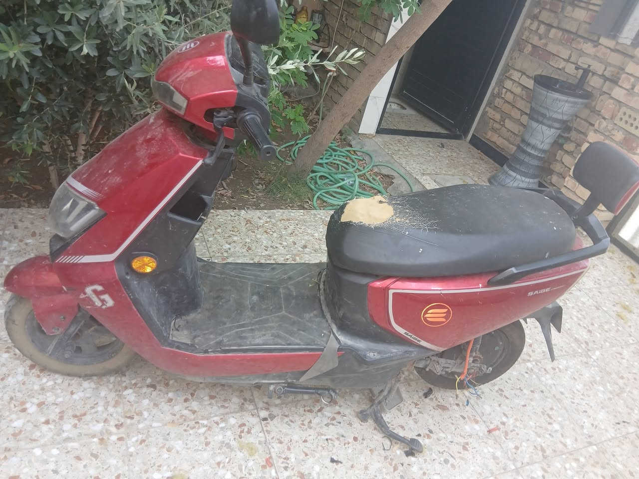للبيع: دراجة سكنس شحن (كامله مكملة) 🏍️
المواصفات والوضعية:

​النظافة والكهربائيات: الحمد لله الدراجة كاملة مكملة، كهربائياتها نظيفة جداً وما بيها أي خلل أو عطل.

​البطاريات: ما شاء الله 6 بطاريات بحالة ممتازة، ولغاية الآن تنطيني مشي فوق الـ 40 كيلو متر بالشحنة الواحدة (مضمونة وعلى وضعها الممتاز).

​الأمانة والمصداقية: كل شيء بالدراجة مضمون وأمانة الله والصور واضحة أمامكم.

​ملاحظة هامة للمشتري (إبراءً للذمة):

صار خلل بالويل والمغناطيس ماله تكسر شوية، وبدلته بويل 1500 وما رهم وياي تمام. لذلك البيع على هذا الوضع؛ إما المشتري يأخذها تفصيخ (أدوات)، أو يشتري لها ويل جاهز جديد بالباكيت ويشدّه وتطلع الدراجة لوز.

​السعر الفاصل: 300 ألف دينار.

​العنوان: بغداد - الحسينية (مالة الراشدية).

​رقم الهاتف للتواصل: ***********

​(رجاءً خاص: المو شراي لا يتعبني ولا يضيع وقتي، كل شيء واضح بالإعلان)
