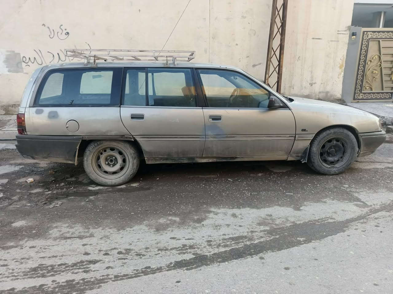 سياره اوميكه موديل 1989
محرك حجم 20 كير اتوو كاربون بانزين 
رقم نيوي الماني سنويه لي 2030  الشرعي موجود 
السعر 23 وبيها مجال للطيبن 
الاستفسار ***********
