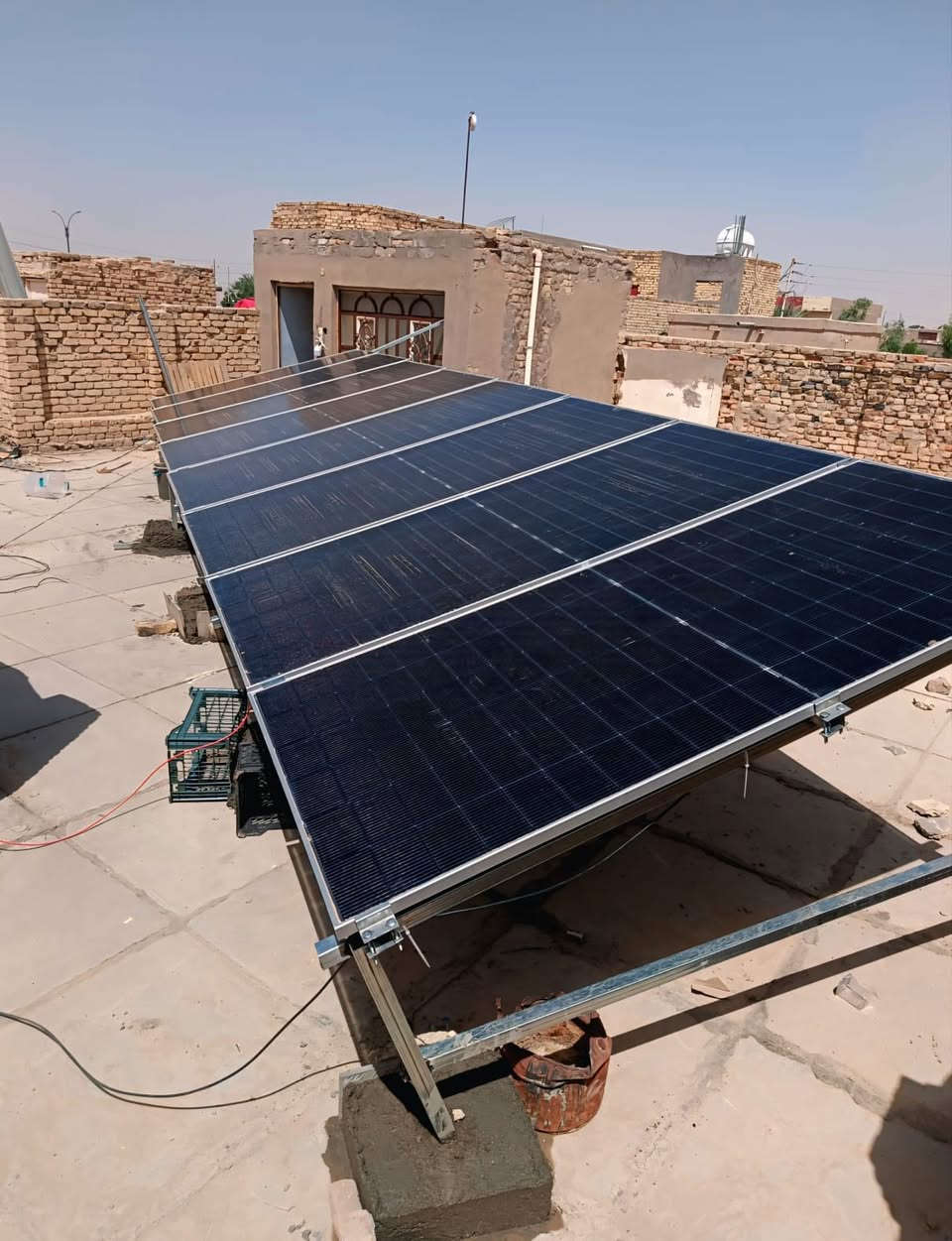 هذه المرة بيت آخر في قضاء السدير يودّع انقطاع التيار الكهربائي وضعف المولدة نهائياً 🌞⚡

في منزل الأستاذ أبو عبد الله تم بعون الله نصب منظومة طاقة شمسية بقدرة 15 أمبير نهاري و10 أمبير ليلي، لتأمين تشغيل مريح ومستقر لكامل البيت.

🔹 مكونات المنظومة:

✅ انفيرتر العملاق من ماركة بور زون  
قدرة 6KW Hybrid  
ضمان سنتين

✅ بطارية ليثيوم عملاقة سعة 10KW  
تعطي تشغيل 10 أمبير لمدة 4 ساعات متواصلة ليلاً، وكلما قلّ السحب زادت ساعات التشغيل والعكس صحيح. ضمان 5 سنوات

✅ ألواح شمسية عدد 8  
سعة كل لوح 620 واط  
ضمان 15 سنة

✅ هيكل حديدي مغلون مع جوزات وبوردات حماية  
وضمان شامل على العمل والتنصيب

للاستفسار والحجز:
📞 ***********

📲 واتساب:
***********

