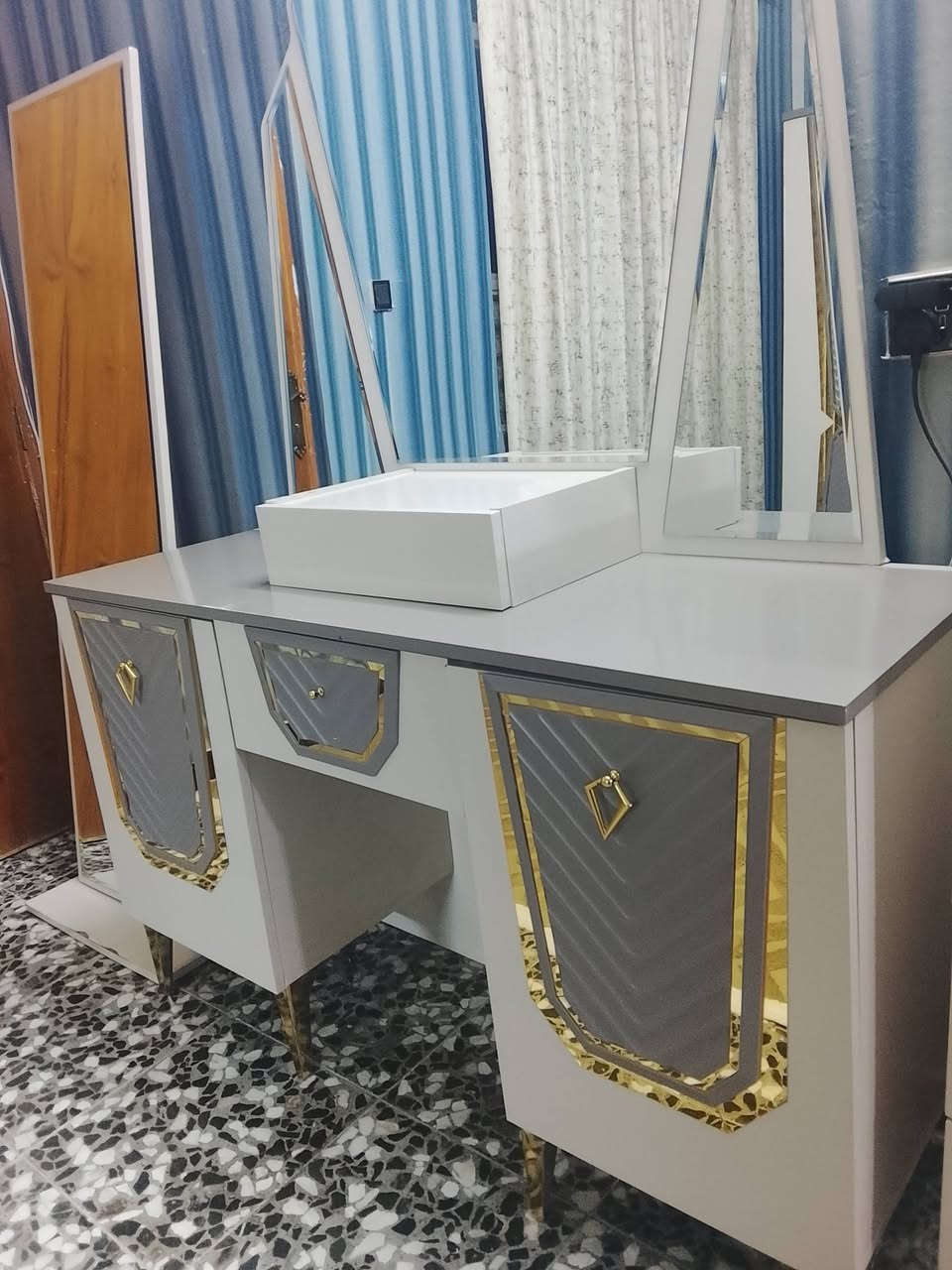 غرفه تركيه نضيفه للبيع السعر 900 وبيه ومجال رقمي ***********
