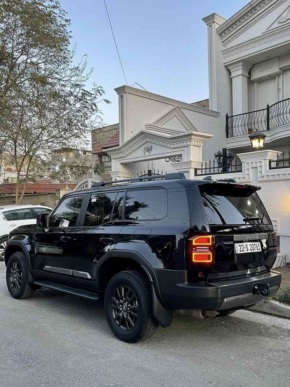 ‏Toyota Prado R3 
 الموديل: 2025
 الفئة: R3  
 الوكالة: ساس (خليجي أصلي)
عداد الكيلومتر : 6000 كيلو فقط
بعدها بحالة الضمان 
 المحرك: 4 سلندر اقتصادي وعزم ممتاز
 حجم المحرك: 2400cc توربو
 الدفع: دفع رباعي 4x4
الويلات: مقاس 20 إنش
 نظام قيادة ذكي ومريح
 شاشة وسطية + بلوتوث + كاميرا خلفية
 تحكم ستيرن متعدد الوظائف 🎮
 مكيف أمامي وخلفي تبريد قوي ❄️
 جنوط أصلية وكالة 20 إنش
 نظام نزول المنحدرات + مانع انزلاق
 مقاعدجلد و مخمل ناعم مريحة
 الدخول الذكي + تشغيل زر
 إضاءة أمامية LED نهارية
فتحة سقف 
رادار امامي وحساسات 360ْ
غراضها عدتها كتلوكاتها كله موجود غراض الشركة وياها  
السياره رقم اربيل باسمي وياها كتاب تضليل بلسنويه 

السعر 48800$ بيها مجال جداً بسيط 

مكاني بغداد    ***********
