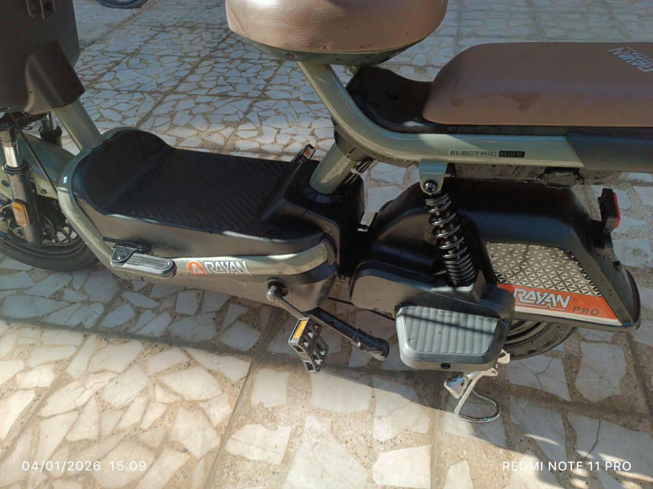 السلام عليكم . دراجه شحن ريان حجم 14 الـ برو أحسن من عادي مشتريه قبل أسبوعين 400 الف 
مميزاتها دراجه 3 نمر سرعته 40 .4 بطاريات فول موصفات بعدي جديده شخط مابيه شاشه تضهرلك كل عطال تمشي 20 كيلو بل شحنه وحده لون زيتوني بيجي  بيه بلوتوث وسماعات . تجي تفحصه فحص كامل مابيه شخط. رايد فقط مراوس ماريد بيع. مكاني كربلاء يم جامعه صفوه 
الرقم. *********** واتساب فقط
