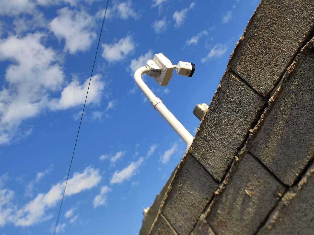 احمد *********** 
اياد للصوتيات والمرئيات ***********
