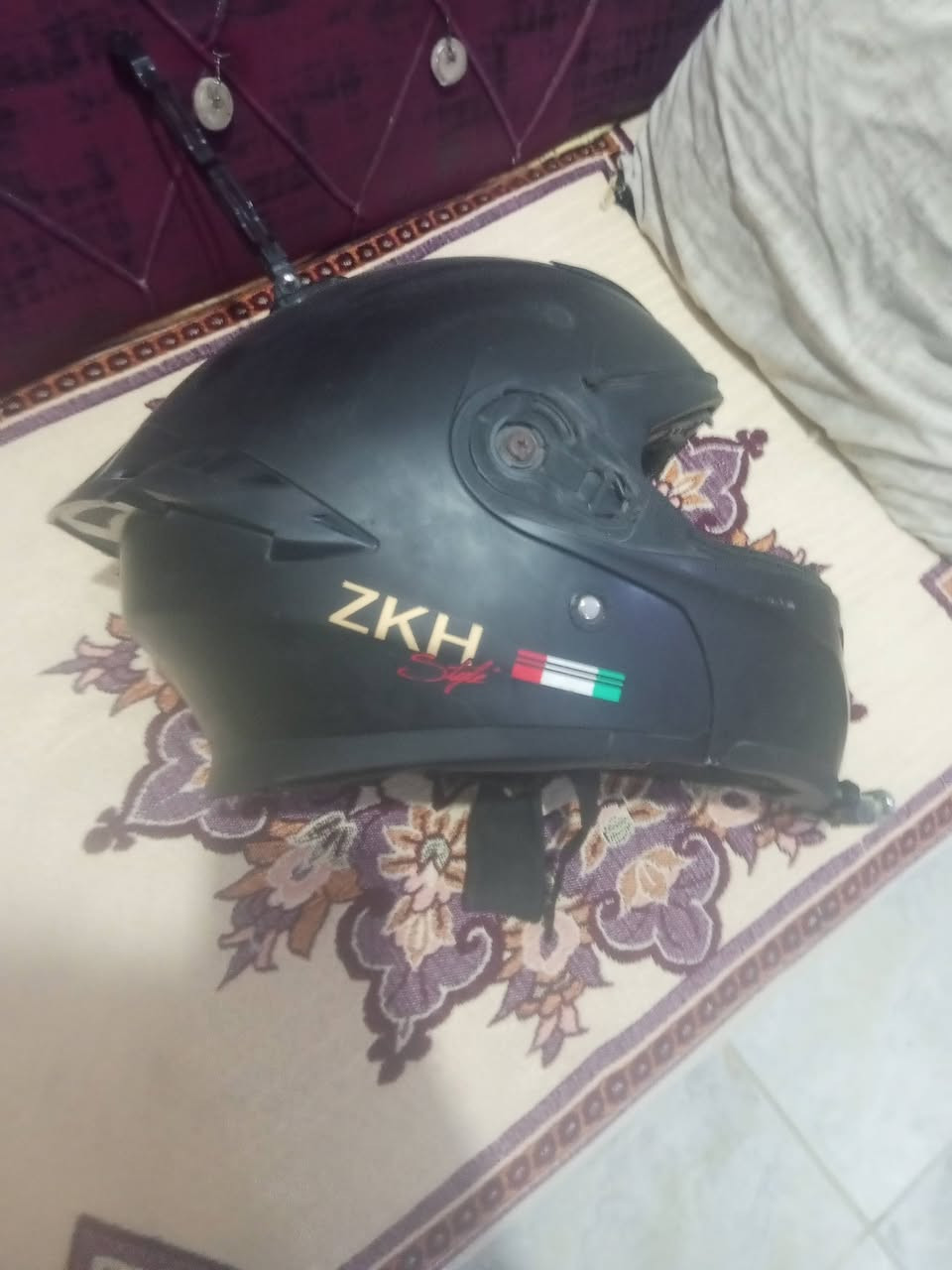 سلام عليكم خوذه نضيفه وتخبل بيها ستاند مال تصوير بس تخلي الكامره رايدها ب٧٥ وبيها مجال مكاني حي الجهاد ***********
