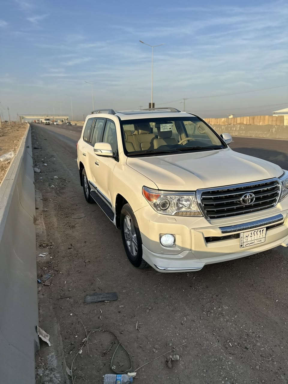 السلام عليكم لاندكروز 2013 بريم اصليه ماشيه 107 السياره جديده جدا مواصفات البريم المعروفه بيها باب خلفي مبدل اصلي بجانب السايق 
السعر 36,300 
مكاني بغداد 
الهاتف ***********
