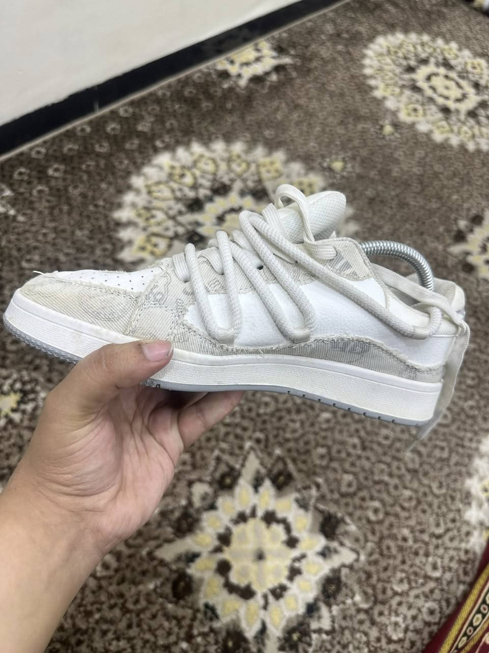 حذاء ماركة أصلي 👟✨  
للتواصل دايركت أو على الرقم:  
‭٠٧٨٧ ٢٧٦ ٩٣٩٢‬
