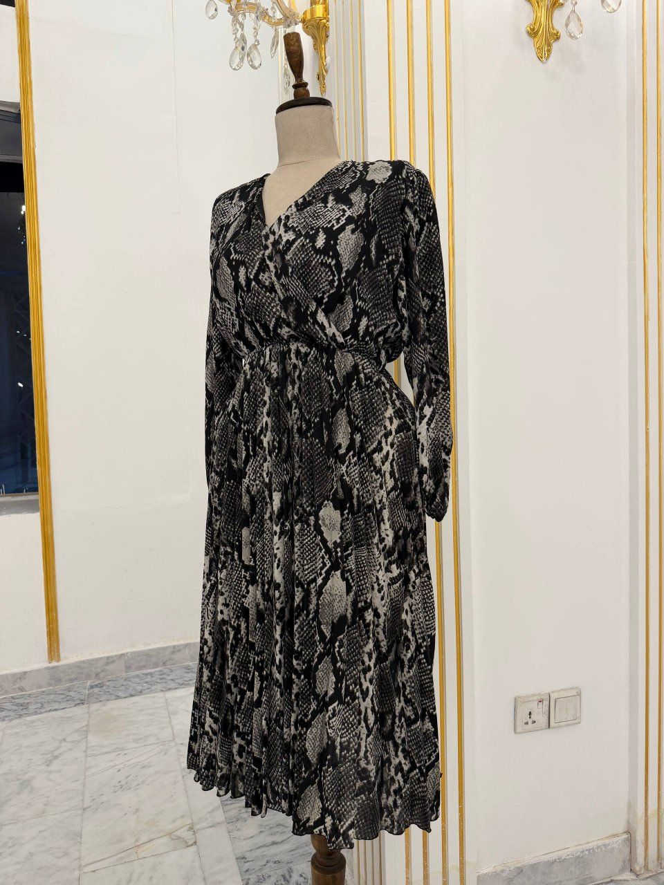 الخامة: شيفون عالي الجودة مع بطانة داخلية ناعمة.
التصميم: أكمام طويلة، خصر مرن، وقصة كلوش منسدلة.
رقم (1):يلبس قياس 38 و 40 .
رقم (2): يلبس قياس 42 و 44.
رقم (3): يلبس قياس 46 و 48 .
رقم (4): يلبس قياس 50 و 52 .


**إذا كنت صاحب هذا الإعلان وتريد حذفه لأي سبب، رجاءا أرسل رسالة إلى الدعم الفني**