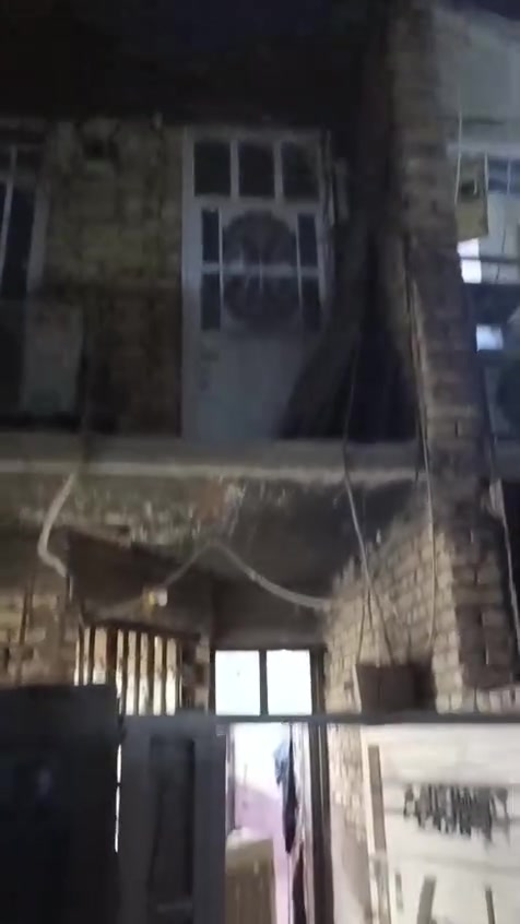 مرحبا يوجد بيت للبيع المساحه 80 متر  طابقين الطابق الفوك باقي ع النص 3 غرف استقبال وصاله ومطبخ العنوان العبيدي الشارع العام مقابيل جامع العبيدي القديم ع الشارع يم اهل الحديد الفرع مغلق دخول فقط لمعرفه السعر وباقي التفاصيل الاتصال على الرقم التالي *********** طابو زراعي سند 25 تنازل ومكاتبه
