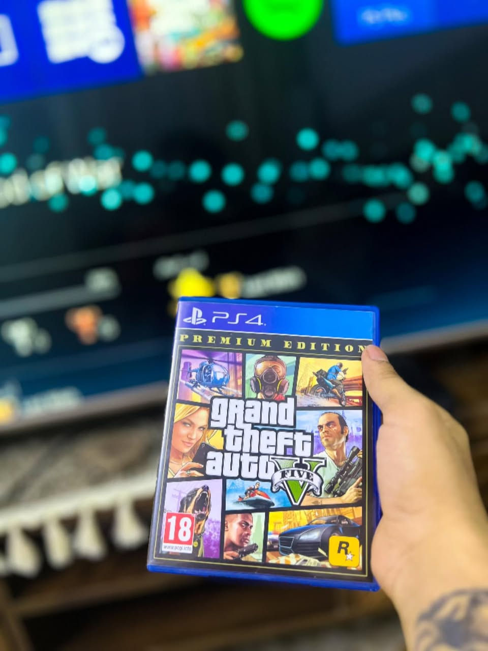 ⸻
🎮 للبيع – بلايستيشن 4 (PS4 FAT) 🎮

* نوع الجهاز: PS4 FAT
* الذاكرة: 500GB
* الحالة: نظيف ويشتغل بدون مشاكل
* مفتوح سابقاً للتنضيف فقط

🎮 الملحقات:

* جميع الملحقات موجودة
* بدون كارتون
* وياه لعبة GTA V 🔥

📍 الجهاز جاهز للفحص والتجربة

💰 السعر: (185 ) وبيه مجال بسيط

📞: (***********) واتساب فقط
