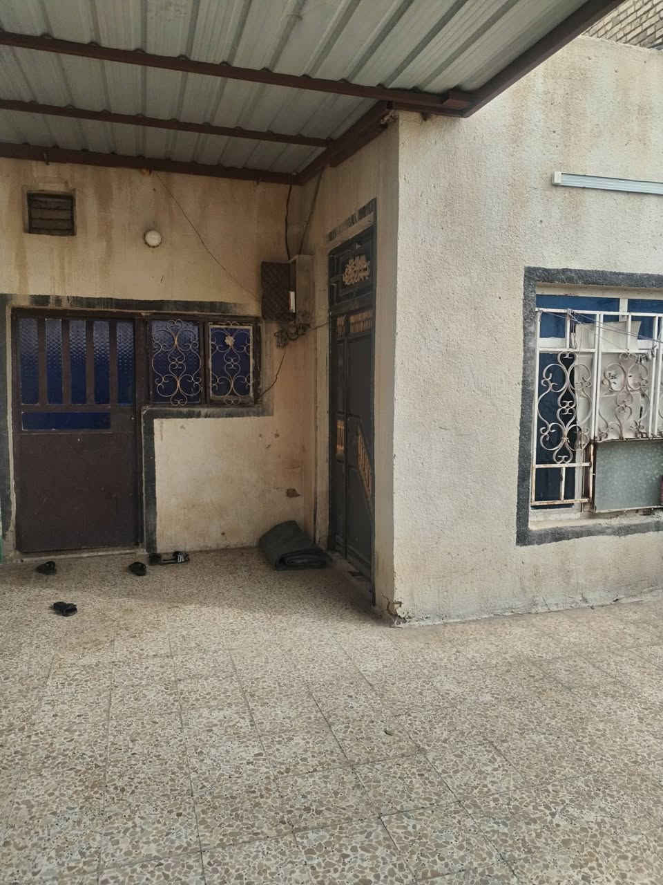 بيت 130 متر طابو صرف للبيع طابق واحد عگاده عنوان البيت العوفية قرب فرن ابو اثير بناء البيت استقبال+ صاله+ مطبخ + غرفة نوم+ صحيات + درج بيتونه
للاستفسار الاتصال ***********
