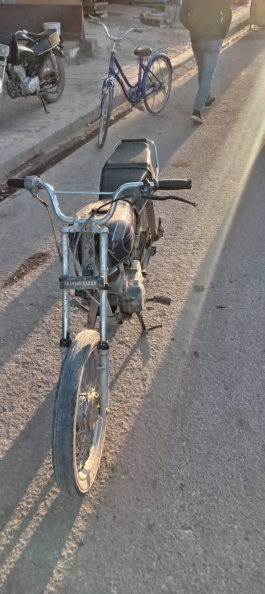 سلام عليكم دراجه كلك اربع كير بيها تبخير اول خمس دقايق من تشتغل بس وراها كل بخار ماكو محركها زين بي مشي حلو ونهضه زينه مال شغل ولعب بيها شوفه احله بس وصخه اطلع بيها ب 5 ولله اول هندر تشتغل سعرها 200 وبيها مجال حك جيه مكاني كوفه تواصل خاص او
***********
