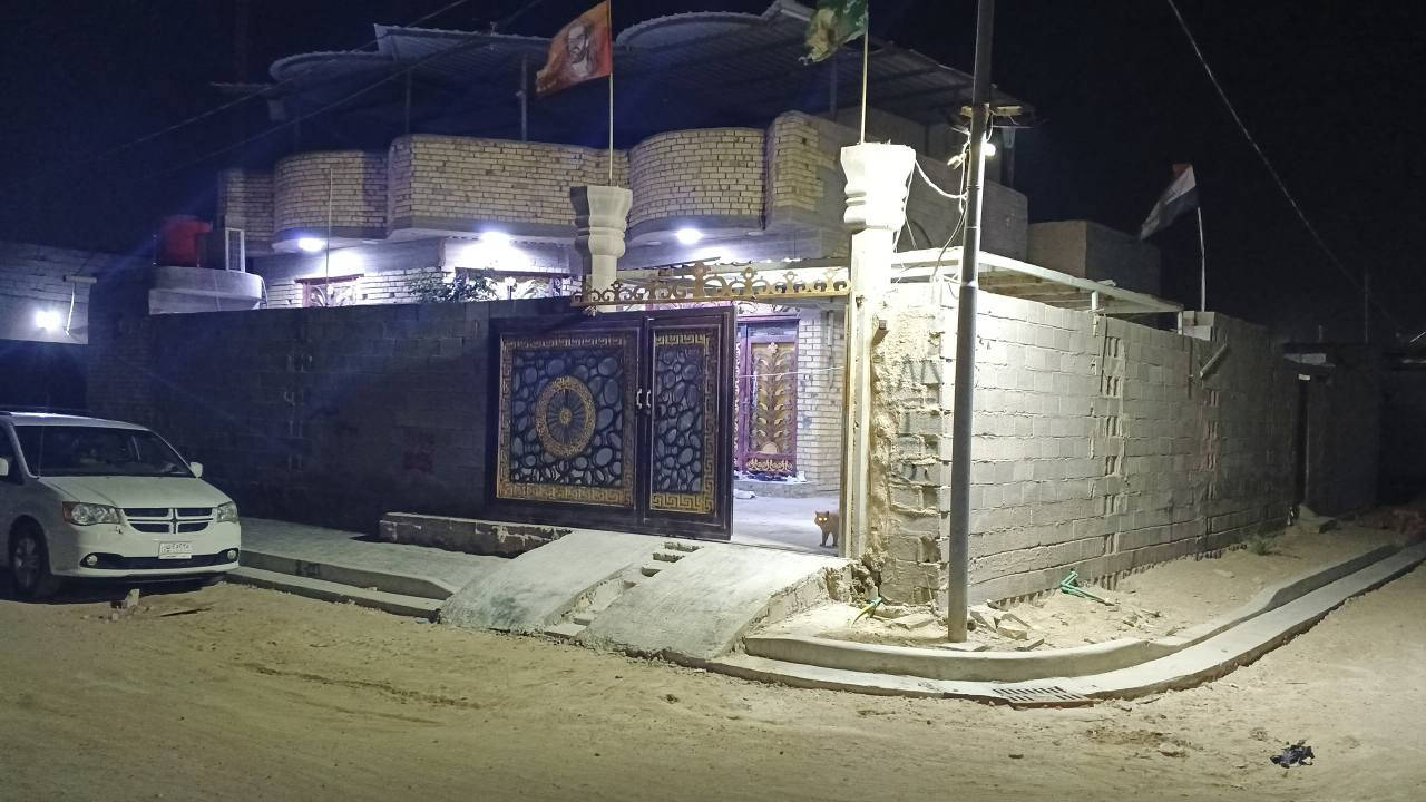 سلام عليكم ورحمت الله وبركاته اخواني الكرام بيت 
بالهدامه القديمه بيت ركن شوارع مبلطه ومقرنص 
البيت طابوك جديد طابق واحد مهيئ للطابق الثاني 
بيت مرتب وأهم شي الجيران ورده مآل الله السعر
135 مليون وبي مجال للطيبين كهرباء نعمه والماء نعمه ومقابيل البيت حديقه تابعه للبيت مزروعه نخل وسدر وانواع مختلفه الباقي آسف على الإطالة رقمي 
*********** الزبير, البصرة
