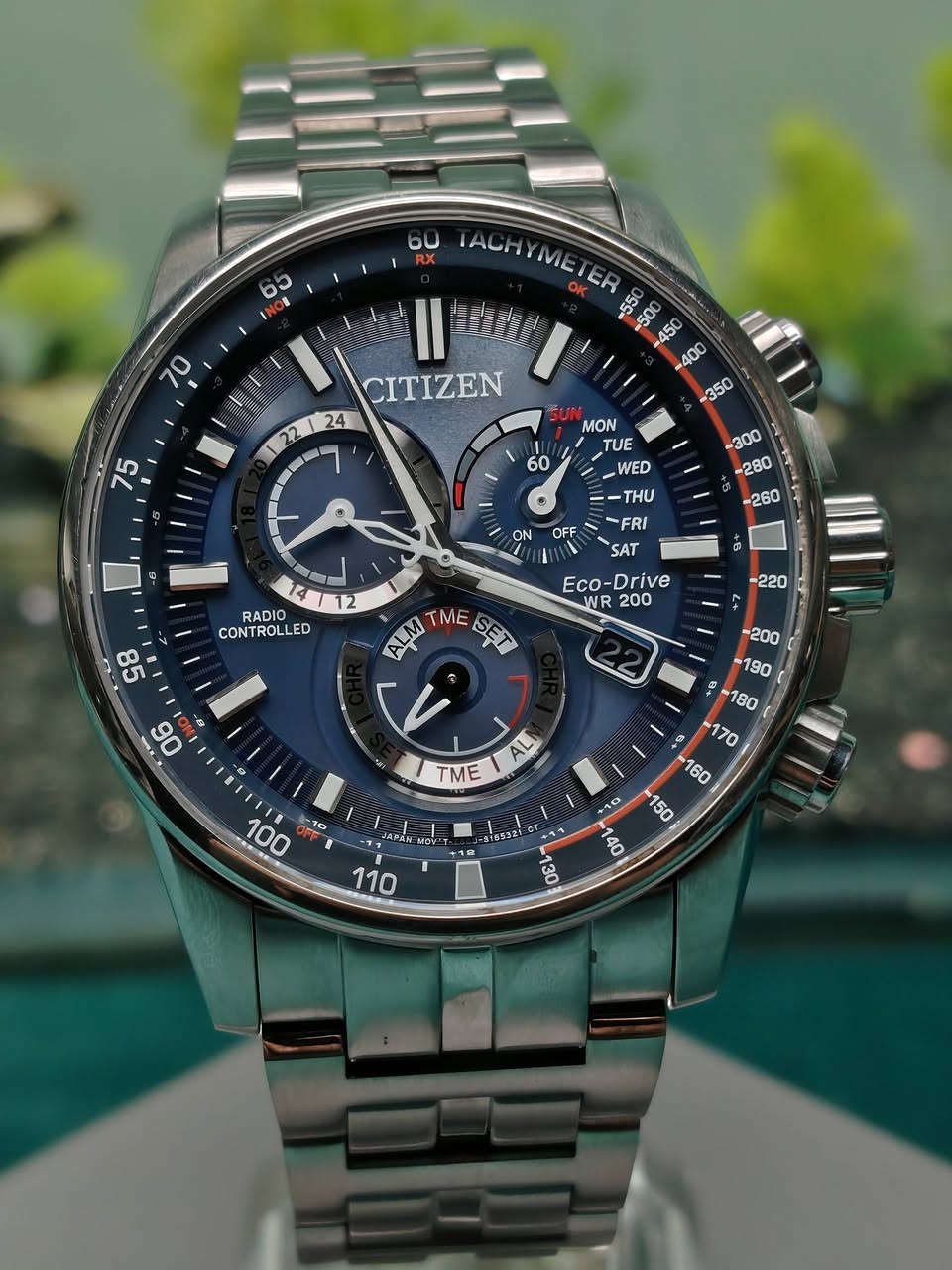 السلام عليكم 

ساعة سيتزن بي كات مستخدم 
CB5880-54L
° الوصف
• تصميم فاخر يجمع بين متانة الفولاذ المقاوم للصدأ مع قرص أزرق مذهل للحصول على مظهر متطور ومناسب لكل من المناسبات غير الرسمية والرسمية، مما يجذب المستهلكين المهتمين بالأناقة ونوع المحرك: تعمل بمحرك Eco-Drive فئة E660، والذي يعتمد على شحن الطاقة من أي مصدر ضوء (طبيعي أو صناعي) ولا يحتاج لتبديل البطارية

° المعلومات الأساسية
• القطر 44 ملم
 •منبه
• تقويم اليوم
• نافذة لعرض التاريخ   
• التوقيت العالمي
• مؤشر احتياطي الطاقة
• تنسيق 12 و 24 ساعة
• كرونوغراف 60 دقيقة
• ضبط الوقت الذري
• مقياس سرعة الدوران 
• منطقة زمنية ثانية
• الساعة، الدقيقة، الثانية
• مقاومة للماء 200 متر
• ارقام وعقارب مضيئة لامينوس
• تعمل بالطاقة الشمسية ايكو درايف
• زجاج الياقوت المضاد للانعكاس 
• الهيكل والسوار مصنوعان من الفولاذ المقاوم للصدأ.

جميع الساعات اصلية معا ضمان🤍.

العنوان: - بغداد - مدينة الصدر ـ الأورفلي 
توصيل لجميع المحافظات 
التواصل واتساب *********** 🤍.
