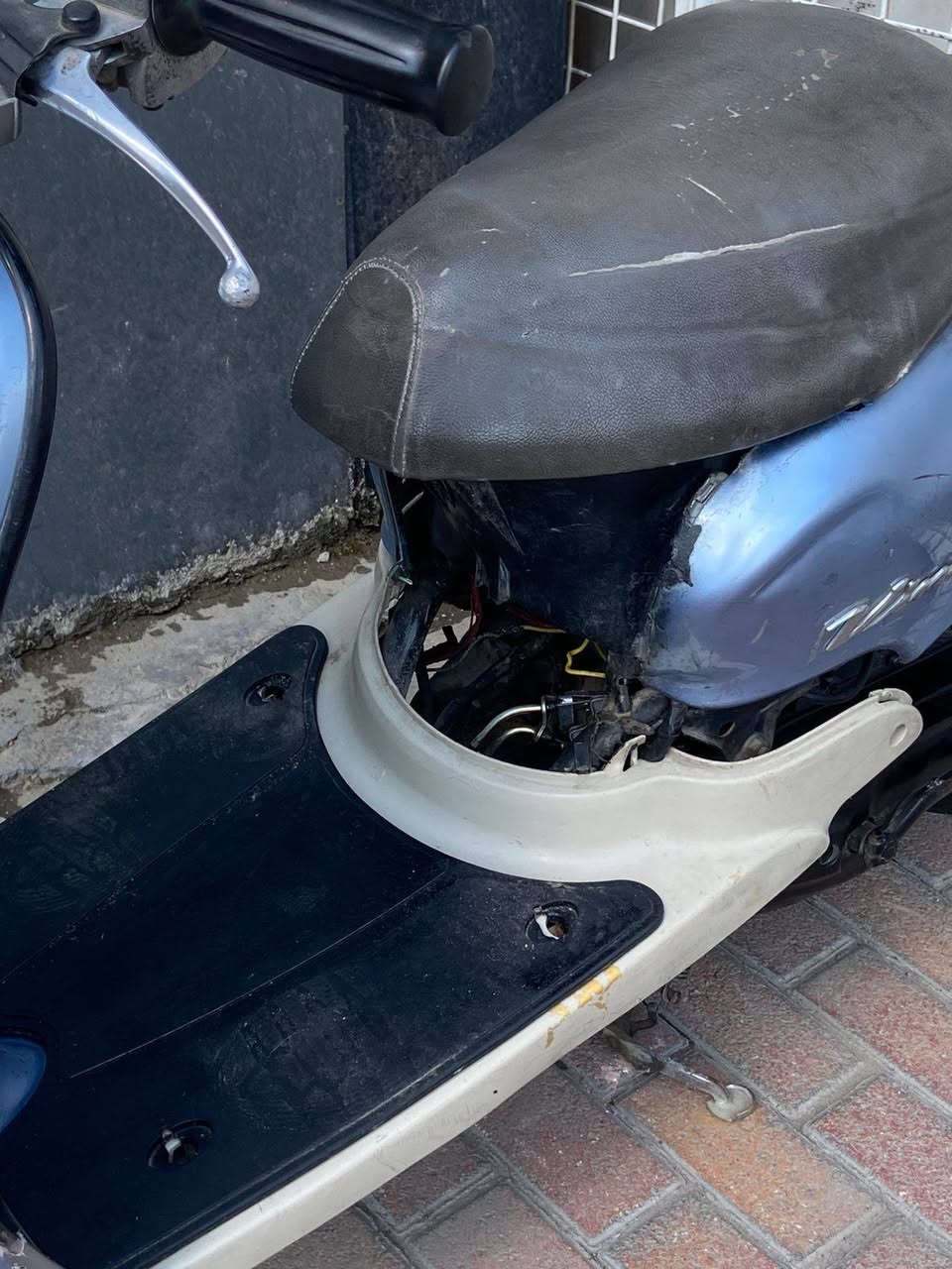 دراجه كلاسك عبد الحليم الدراجه كلش جديده ما مفتوح محركها بس بيها كفر الكدام مال مكينه ماكو بس هاي وعندك التجميعه مال اكلوبات ب٥ تبدلها بمريدي مكاني بغداد ***********
