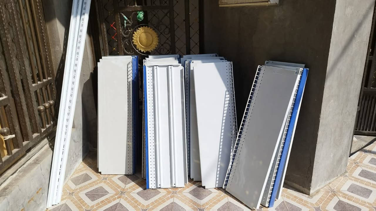 للبيع رفروف حديد تركي (25) متر السعر 350  الف + للبيع كابسه هويات حراريه السعر 65 آلف للاستفسار الإتصال على الرقم ***********
