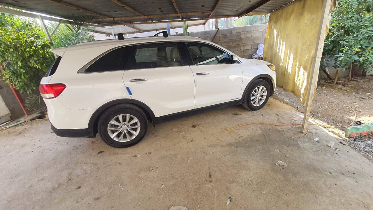 السلام عليكم
كيا سورنتو موديل 18 وارد امريكي 
حادث السيارة كلين بدون صبغ . ( بيها تعديل شبرين بالقمارة بارد فقط ) . 
رقم ديالى جديد سنوية وهزة جديدة . 
ماشية 55 ميل . 
مواصفات Fe . محرك 6 سلندر . 7 راكب . 
مكان / بغداد او ديالى . 
السعر / 198$ . 
للاتصال / *********** .
