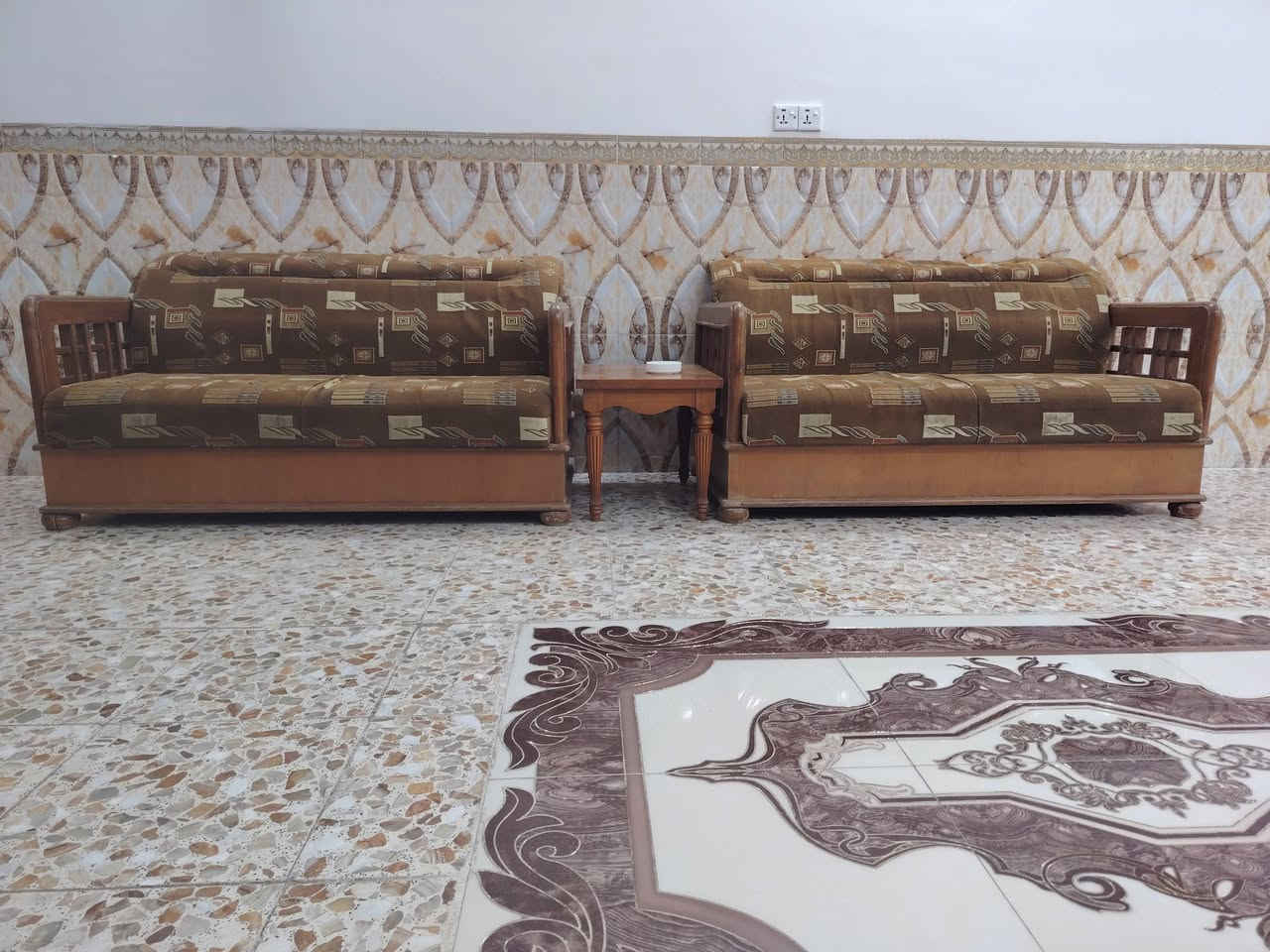 السلام عليكم
تخم 175 الف 
ثلاجة 75 الف شغاله      
 مكان بغداد ***********
