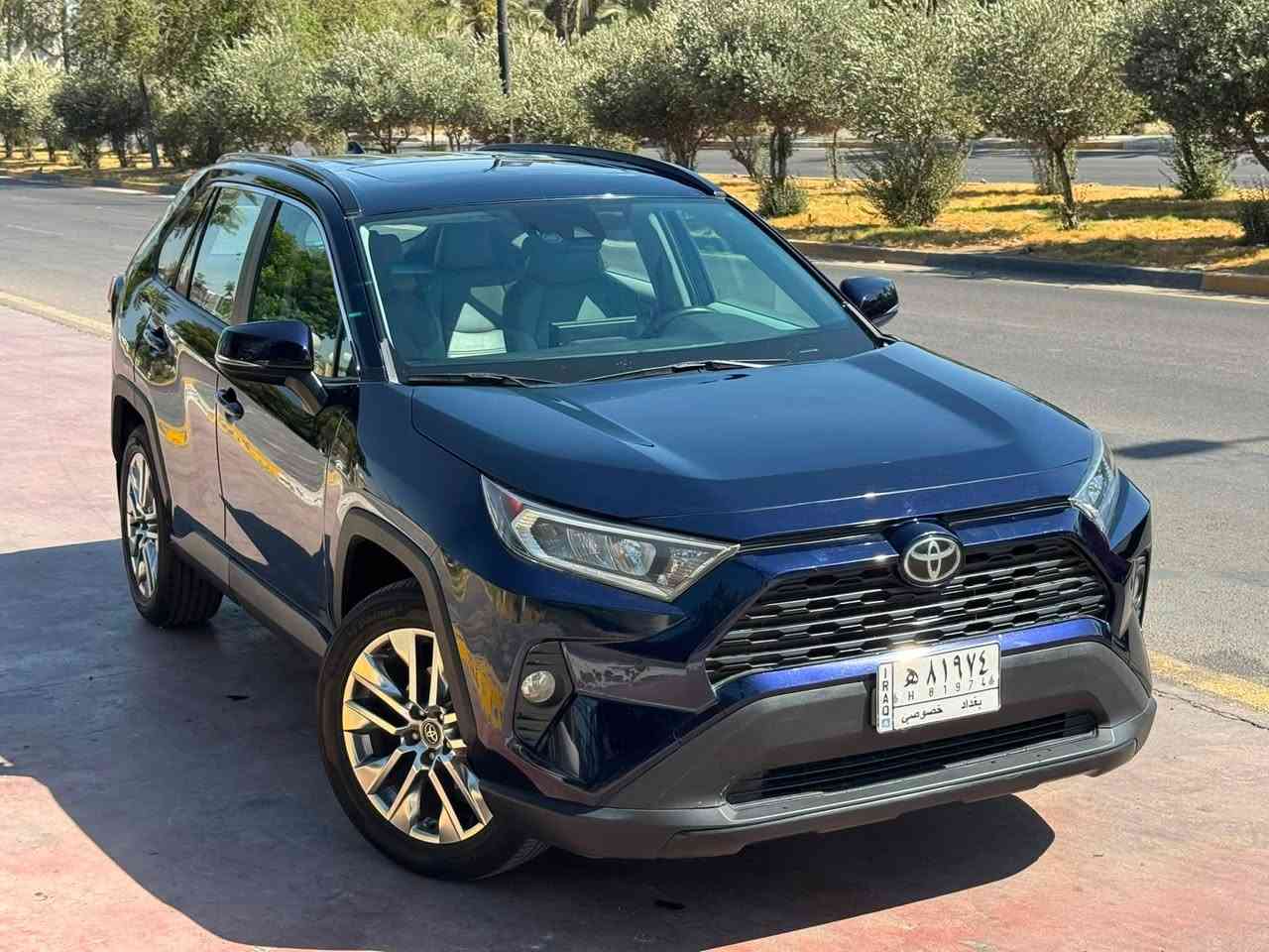 السلام عليكم
رافور ٢٠٢٠ للبيع
* فئة XLE Premium
* اللون: نيلي
* الممشى: 53 ألف ميل
* محرك 2.5 لتر (203 حصان)
* جير أوتوماتيك 8 سرعات
* دفع رباعي AWD
* تشغيل بصمة مع دخول ذكي
* فتحة سقف كهربائية
* صندوق كهربائي
* مقاعد جلد SofTex
* كرسي السائق كهربائي مع خزن ميموري
* تدفئة للمقاعد الامامية وللستيرن
* تبريد قطعتين (Dual Zone Climate Control)
* شاشة لمس تدعم Apple CarPlay و Android Auto
* كاميرا خلفية
* أوتو ستوب سستم (Auto Start/Stop)
* وضعيات قيادة متعددة: Normal - Eco - Sport - Snow - Rock & Dirt
* رادار ومثبت سرعة ذكي
* نظام المحافظة على المسار و قياده شبه اليه 
* نظام التحذير من الاصطدام مع الكبح التلقائي
* نظام النقطة العمياء (Blind Spot)
* تنبيه حركة المرور الخلفية
* إنارة LED
* ويلات ألمنيوم قياس 19 إنج
* ستيرن جلد مع ازرار تحكم
* أوتو هولد (Auto Hold)
* حساس مطر للماسحات
السياره رقم بغداد 
حادثها الجاملغ الأمامي الايمن فقط تبدل وانصبغ الباقي كله سليم ( صور الحادث مرفقه ) ايرباك برده فقط ومبدل سستم 
السعر : 20,500 $
للاستفسار اتصال عل رقم *********** 
العنوان : بغداد ، الحارثية ، شارع الزيتون
