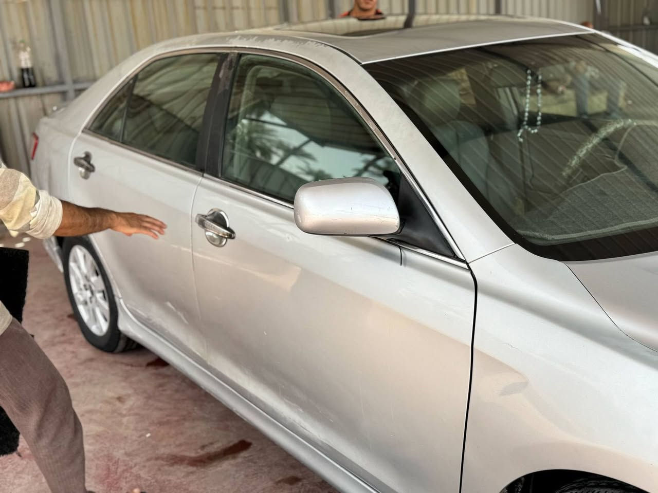 سلام عليكم
كامري 2008 رقم بغداد 6سلندر 
بيها صبغ حزام 
ضربتها جاملغ
وباب خلفي
مكينه جديده 
منضومه تبريد كلهة جديدة
كير محرك جدد مكفولات 
سعر 88 ورقة ‭0770 107 7214‬
