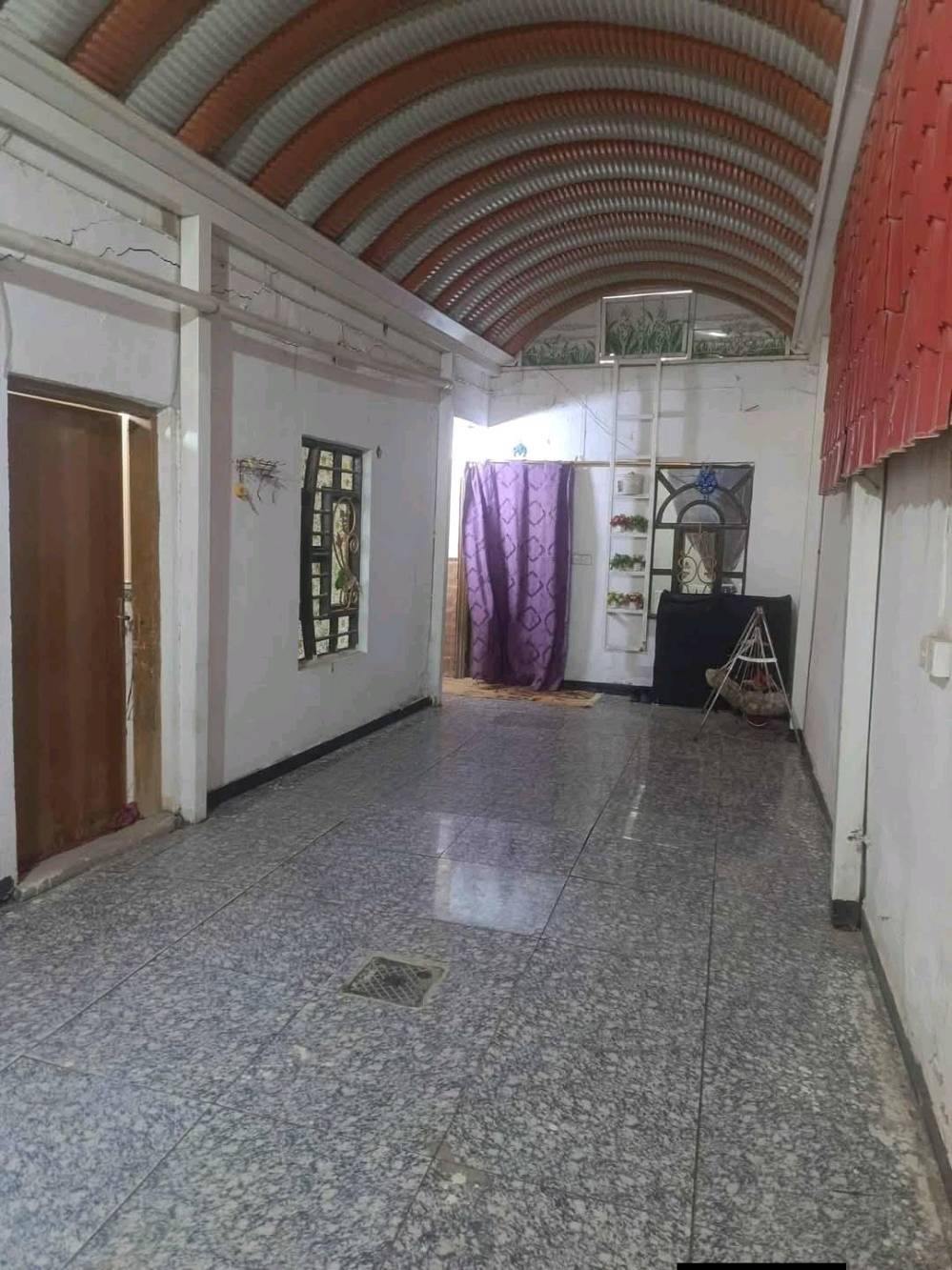 بيت للبيع غرفة صاله مطبخ استقبال محل 
المساحه 120م 
النجف حي الرحمة شارع السوك 
كاشي سراميك بورسلين اسقوف ثانويه 
***********
السعر 38