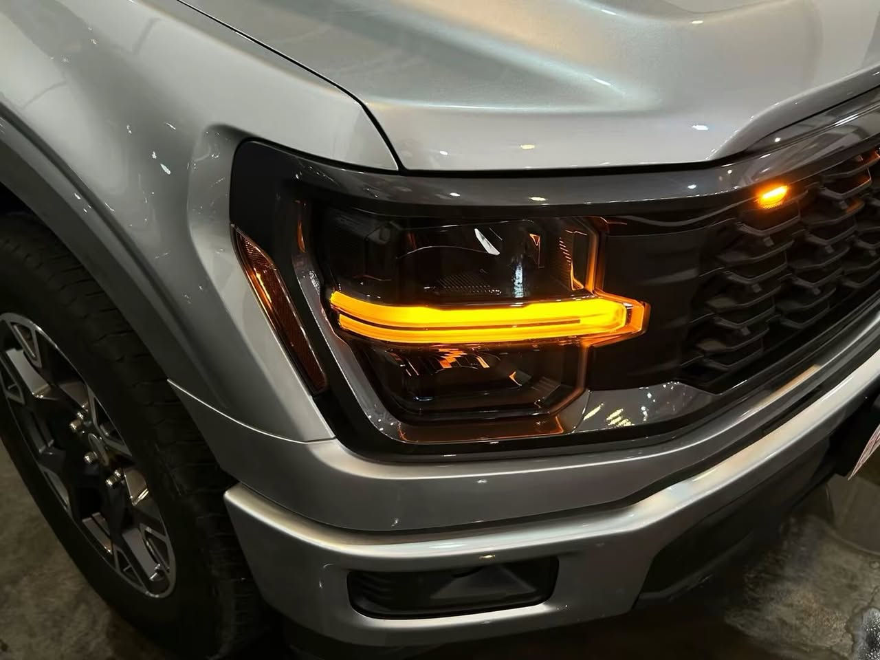 للبيع F-150 باب جبير بدي قصير مرغوب دبل اكسل✨
FORD
F-150
STX
2024
V8
5,0L
AWD
47,000 MILES

المواصفات STX 👑 ///
• داخل قماش رياضي (STX)
• محرك V8 سعة 5.0 لتر بنزين
• قوة 400 حصان
• عزم دوران 556 نيوتن متر
• قير أوتوماتيك 10 سرعات
• نظام دفع رباعي (4x4)
• وضعيات قيادة متعددة (عادي / رياضي / اقتصادي / سحب / أوف رود)
• جنوط 20 إنش رياضية
• مرايا جانبية كهربائية
• زجاج خلفي مظلل
• مصابيح أمامية LED
• إنارة نهارية
• مصابيح ضباب
• شبك أمامي أسود (STX)
• شاشة 12 إنش لمس
• نظام SYNC 4
‏• Apple CarPlay + Android Auto
• تحكم صوتي
• مثبت سرعة
• مكيف هواء
• منافذ USB + 12V
• 5-6 ركاب
• مقاعد قماش مريحة
• مقود متعدد الوظائف
• مساحة داخلية واسعة
• صندوق خلفي كبير (بيك أب)
• كاميرا خلفية
• نظام ABS
• نظام الثبات الإلكتروني (ESP)
• تحذير النقطة العمياء
• نظام المحافظة على المسار
• فرامل طوارئ أوتوماتيكية

ضرر /// جاملخ صبغ ❗️
بدون ايرباك ✅
بدون دواخل ✅
شواصي سليمة 💯

السعر/// 333 $ ورقة وبيها مجال 💵

سيارة نظيف و جاهز مابيها اي نقص ✅

پوليش وحمام جديد ✅

سيارة كاتي يترقم المحافظات شمالية ✅

مكان سيارة - كركوك🌇

📞 0770-912-5605
