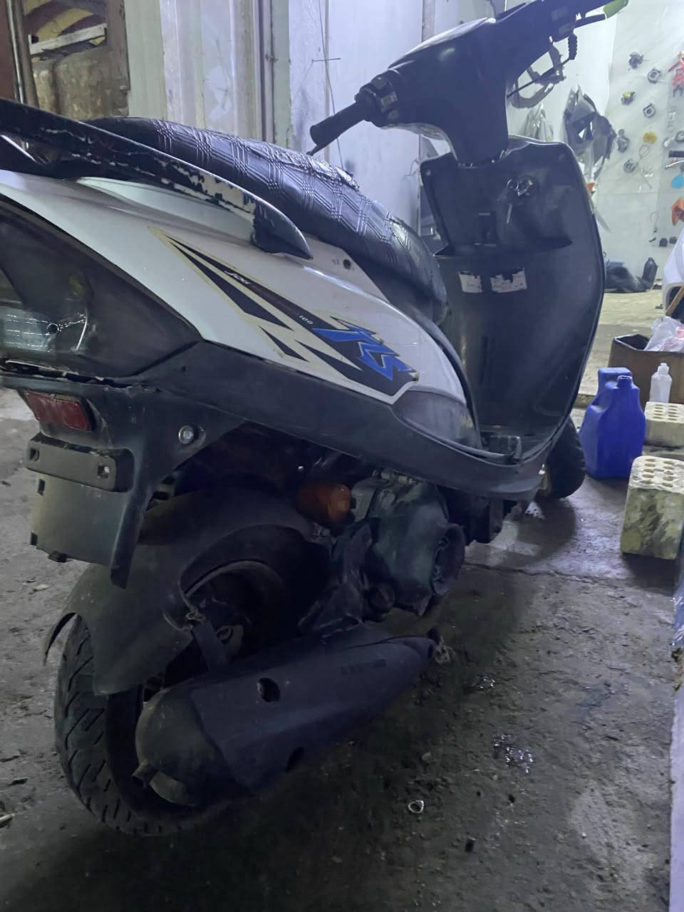 السلام عليكم ماكس عدله دراجة بلاديه 49 تخبل ناعمه كلش شغالة سلف وهندر نكره بيه دبل خلفي رياضي دراجة كامله مكمله وملاحهه يخبل كفراته بلاديه سعرها 400 مكاني بغداد شعب رقمي ***********
