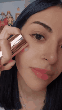 ✨سيروم في تي كوزمتيكس كولاجين ريدل شوت 300 (VT Cosmetics Collagen Reedle Shot 300) منتج للعناية بالبشرة مصمم لتعزيز امتصاص المكونات النشطة وتحسين مرونة البشرة. يستخدم تقنية الإبر الدقيقة (microneedles) للمساعدة في اختراق المكونات بعمق أكبر في الجلد.
✅ والفوائد الرئيسية:-
✔️ يحتوي السيروم على "Cica Reedle"، وهي إبر دقيقة مشتقة من السيليكا، تخلق قنوات دقيقة مؤقتة في الجلد لتعزيز تغلغل المكونات النشطة، مثل الكولاجين، بشكل فعال.
✔️ تساعد المكونات الرئيسية مثل الكولاجين منخفض الوزن الجزيئي (500 دالتون) ومستخلص بروتين الحليب وفيتامين E على شد البشرة المترهلة وتحسين مرونتها، مما يمنحها مظهرًا أكثر امتلاءً وحيوية.
✔️ يعمل على تنعيم سطح البشرة وتقليل ظهور الخطوط الدقيقة والتجاعيد، كما يساعد في تقليل مظهر المسام.
✔️ التركيبة غنية أيضًا بمركب "Cicahyalon" (المكون من مستخلص السينتيلا اسياتيكا وثلاثة أنواع من حمض الهيالورونيك) لتهدئة البشرة وتوفير ترطيب عميق وتقوية حاجز البشرة..
#الاصلي المنشأ كوريا 🇰🇷💯

🚘 يوجد خدمة توصيل لجميع محافظات العراق ٤ 🚘


**إذا كنت صاحب هذا الإعلان وتريد حذفه لأي سبب، رجاءا أرسل رسالة إلى الدعم الفني**