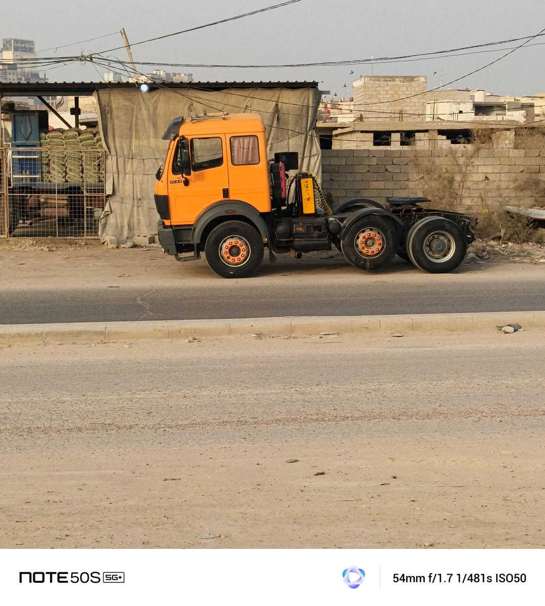 سلام عليكم سياره للبيع  سنگل امامي راس وعربانه موديل 94مكينه44كير فافون مربوطه اربع محاور ابيع راس وعربانه ، مكان سياره نجف عل حولي يم ساحت مظفر ***********
