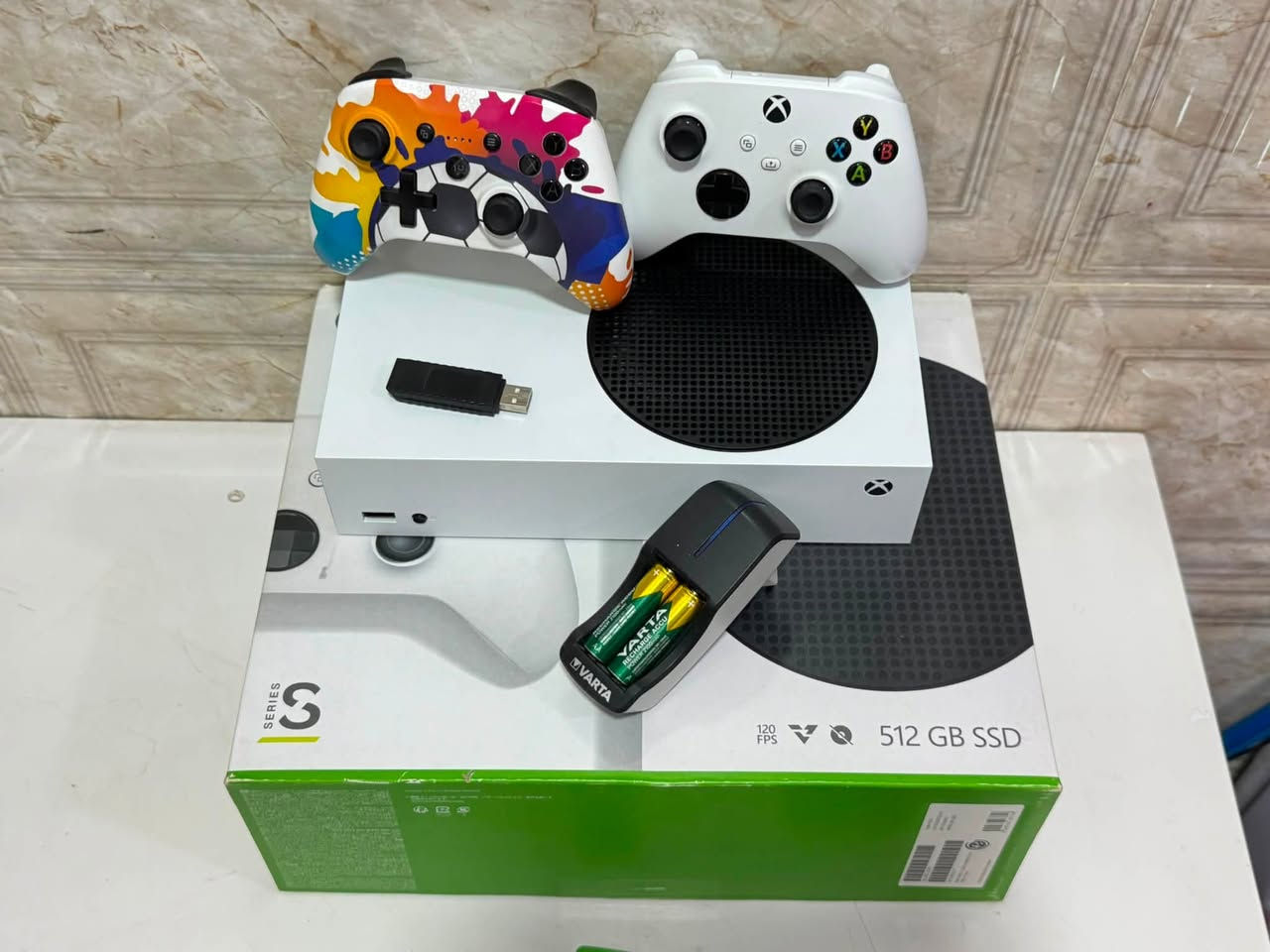 للبيع: جهاز Xbox Series S بحالة النظيف جداً (جاهز للعب الفوري) 🎮🔥
للبيع جهاز ألعاب الجيل الحالي إكس بوكس سيريس إس (Xbox Series S) بحالة شبه جديدة واستعمال قليل جداً (أخو الجديد)، الجهاز نظيف ومحفوظ بحالة ممتازة ومعه كامل ملحقاته الإضافية التي توفر عليك قيمة الشراء منفصلة!
📦 تفاصيل ومحتويات العرض:
 الجهاز: Xbox Series S بلونه الأبيض الأنيق مع الكرتون الأصلي.
 الذاكرة: 512 جيجابايت SSD سريع جداً لتحميل الألعاب (صنع وإصدار 2022).
 أيدِي التحكم (الجويستكات): عدد 2 جويستك أصلية (الأبيض الأصلي + جويستك إضافية بتصميم فني ملون وجميل كما موضح في الصور).
 الطاقة: شاحن بطاريات أصلي من ماركة VARTA العريقة مع بطاريات شحن قابلة لإعادة الاستخدام.
💰 السعر: 440 ألف
📍 العنوان: الحلة - الورديه داخل
📞 للتواصل والاستفسار (واتساب أو اتصال): ***********
