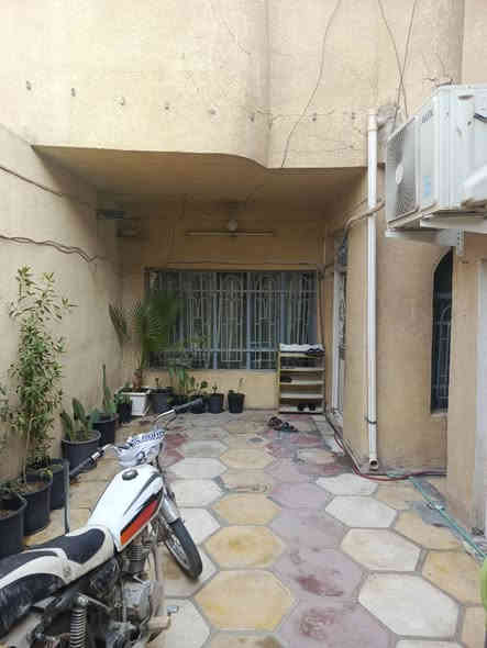 مكتب ولايه علي
🔶 للبيع دار سكني في النجف – حي النصر / شارع 15 الرابط بين النصر والميلاد 🔶
فرصة مميزة لامتلاك دار سكني بموقع حيوي وشارع عريض 15 متر، يتمتع بخدمات كاملة وطابع هادئ ومناسب للعوائل.
📍 المواصفات العامة:
المساحة: 200 متر
واجهة على شارع 15 متر تبليط
البناء: قديم لكن نظيف جدًا جدًا
البناء كونكريت والارضية سيراميك
مرتفع عن مستوى الشارع
🏠 تفاصيل الدار:
شقتان مساحة كل واحدة 25 متر (مؤجَّرات)
باقي الدار يحتوي على:
 غرفة نوم
صالة
هول
استقبال كبير
مطبخ
حمامات داخلية وخارجية
كراج للسيارة
✨ المميزات:
موقع استراتيجي يربط بين منطقتي النصر والميلاد
كافة الخدمات متوفرة
مناسب للسكن أو الاستثمار

💰 السعر: 250 مليون

للاستفسار اتصال أو واتس اب 
***********
