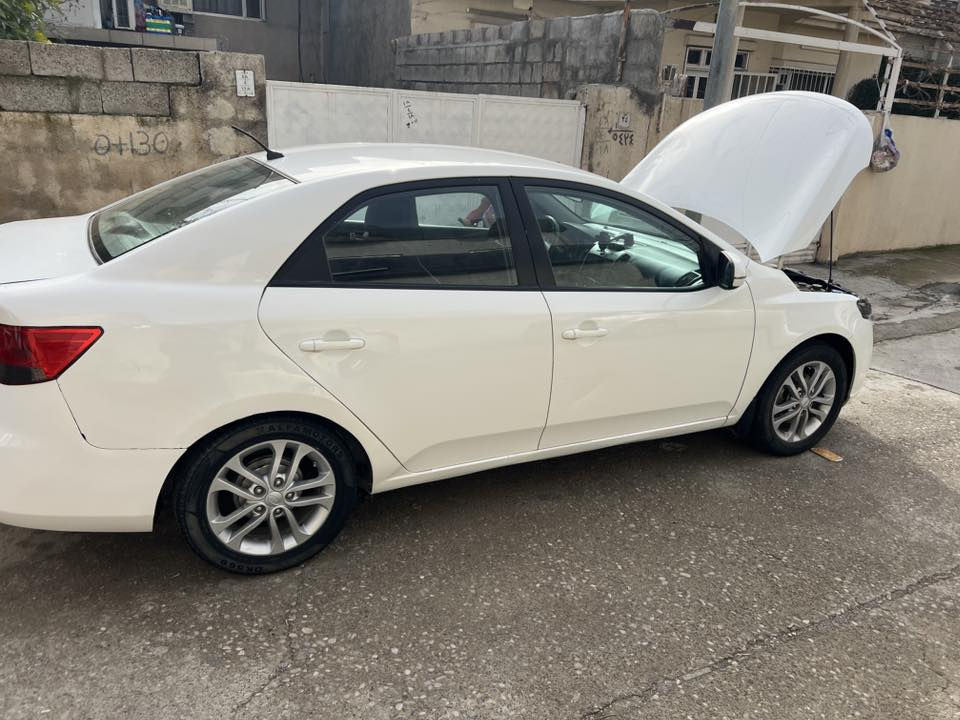 سلام عليكم شباب 
سيراتو للبيع ٢٠١١ خليجيه سنويه مساقطه 
محرك ١٦٠٠ تحكم ستيرن حساسات خلفيه مري شفط داخل ماروني 
بيها صبغ جاملغ خلفي ونص الصندوق 
رقم شمالي 
سعر ب٩٣ وبيها مجال قليل
***********
