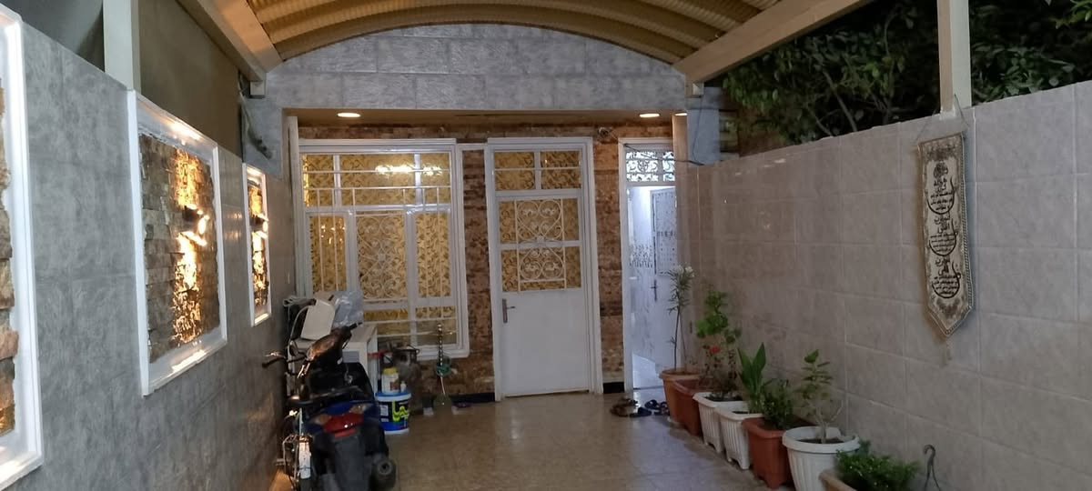 سلام عليكم بيت للبيع البنوك شارع الميثاق
المساحة 102 متر
الواجهة 4 النزال 25ونص
الأضلع منفصلة
بناء حديث
الكراج 7 متر 
البيت مدخلين
استقبال معزولة 
صالة جبيرة 
منور +خدمات داخلية وخارجية 
الطابق الثاني غرفتين نوم وحدة سويت وحده بدون سويت 
السعر 360 قابل للتفاوض 
الأتصال على الرقم التالي فقط ***********
