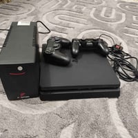 ps4 الجهاز مهكر مع 2 يدات اصلية وتجارية مع يو بي اس جديد داخل الجهاز 5...