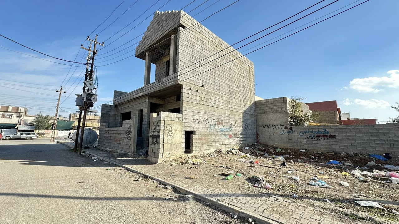 هيكل طابو صرف - حي الخضراء 

مساحة 100 مربع  واجهة 10 

الهيكل طابق ونصف  - يحتوي على 2 غرفة نوم - استقبال - مطبخ - صحيات - صالة ). وقابل لاضافة بناء 

السعر مناسب مناسب

الـِبــٌرجـــــس لَـلــعـقـار
خبرة تحمي استثمارك العقاري – منذ عام 2004

العنوان📍 كركوك – حي الواسطي
قرب عيادة دكتورة سلوى البياتي

📞 ***********

موقع المكتب 👇
‏https://maps.google.com/?q=35.419258,44.343327

نستقبل عروضكم السكنية والتجارية في جميع مناطق محافظة كركوك

‎رابط الگروب الخاص بمكتبنا 
‏https://www.facebook.com/groups/1485688405145852/?ref=share_group_link
