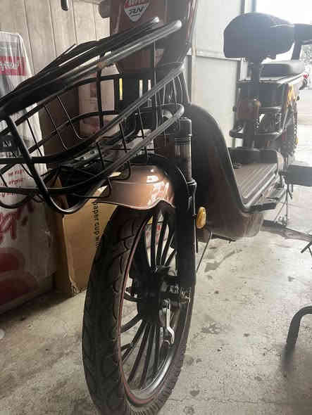 بايسكل شحن للبيع جديد صارله اسبوع ماخذه بس يحتاج تصليح صار بي حادث بصيط يحتاجله بريكات ويل كدام فقط
 بي اشاير يمين يسار و بي هورن 
و الضوه يشتغل  و بي بلوتوث و مكان شاحنه 
موديل:2024

نوعيه : كوري MR

سرعته: 85 

يمشي كيلو متر : 48

السعر  :٣٠٠ وبي مجال***********
***********
