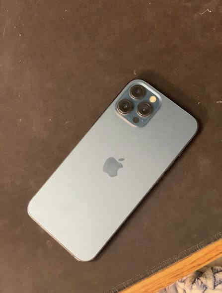 السلام عليكم ايفون 12 برو ماكس ازرك 
الجهاز نظيف وممفتوح 
بطارية 91
الجهاز نظافتة 90‎%‎ بي شوية طخات 
500 الف 
***********
