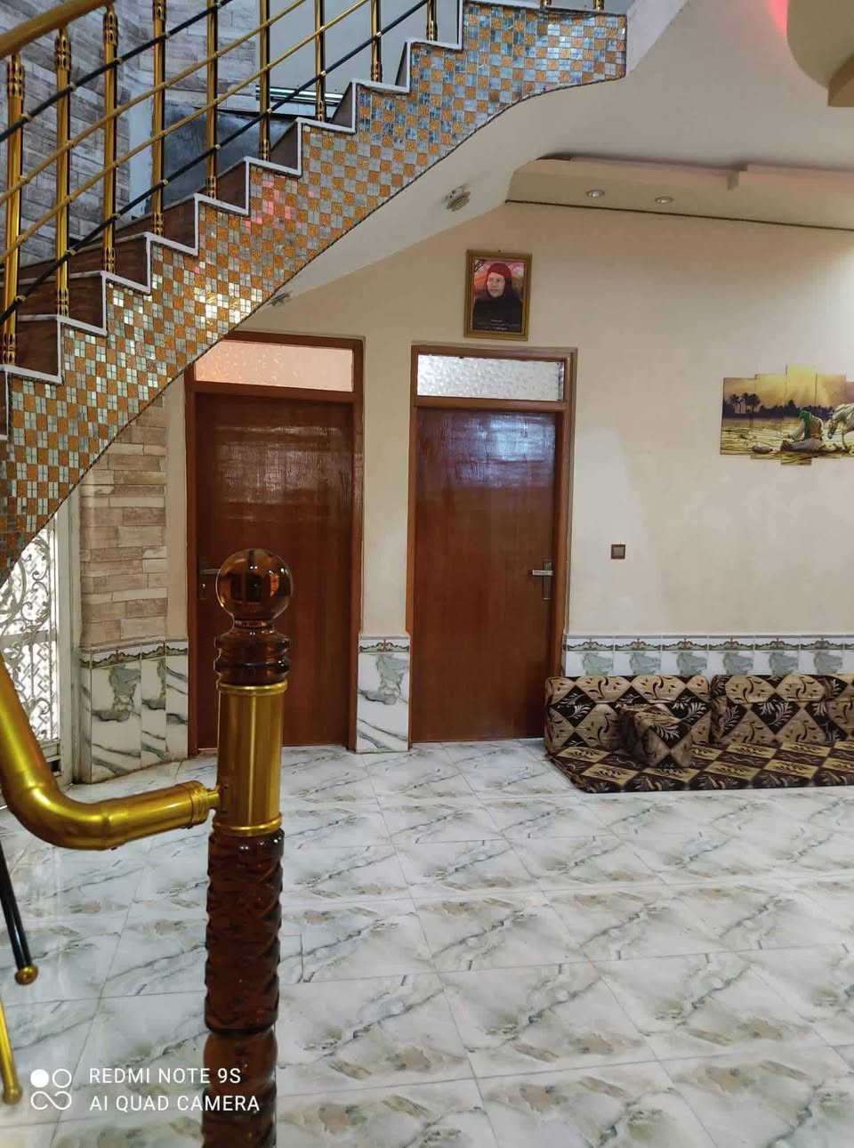 المساحه 248 يحتوي ع غرفتين واستقبال وصاله مع هول مطبخ  ويوجد غرفتين من سندويج مغلفات بجبسن بورد مع ديكورات مع صاله امام الغرفتين 
صحيات داخليه معزوله وصحياات خارجيه مع طارمه مساحتها 80 متر مربع تقريبا البيت زراعي بيه وصل من البلديه 
شارع فدك الزهراء السفينه 
السعر 160 وبيه مجال
***********
