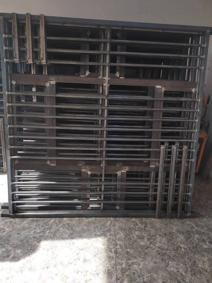 خلفه حداده ابواب وشبابيك  سقايف متفرغ من الموصل بحاجه الى عمل
*********** 
*********** 
بيهن واتساب
