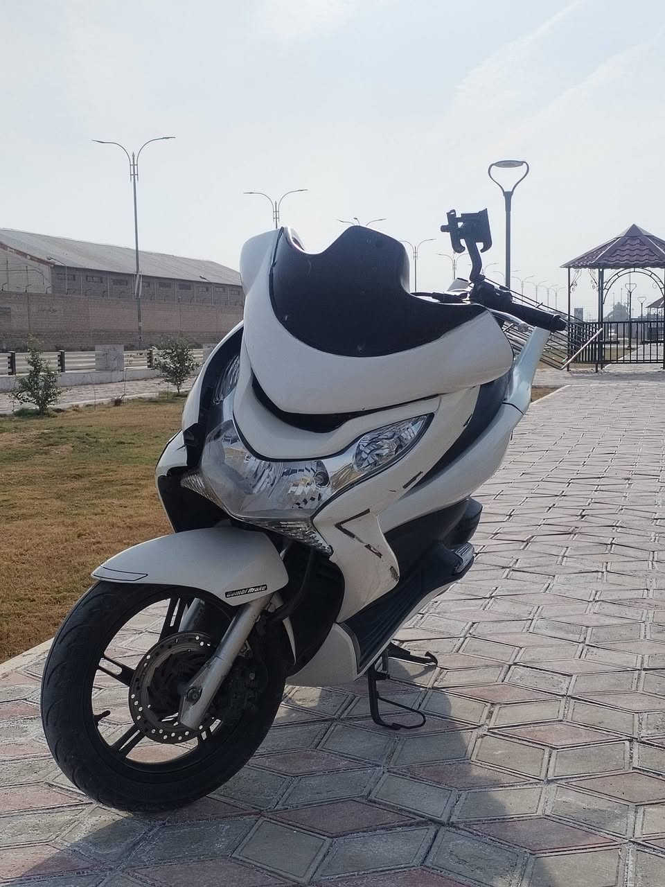 السلام عليكم مرخصة الادمن المحترم دراجه للبيع مكفوله كفاله عامه توجد وياها قماره وجامه اماميه السعر المطلوب 18ورقه وبيه مجال للطيبين العنوان واسط الشهداء شارع الاطلال تليفون ***********
