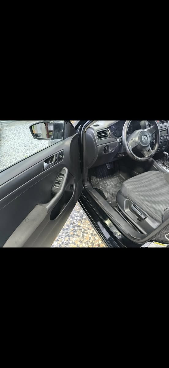 السياره ع ايدي من ٢٠١٤
فولكسفاجن جيتا ٢٠١٢ ماشيه ٩٣ الف امريكي كلين بدون حادث فقط سرقه لايتات فقط فقط  كفاله عامه من ضربه وفتح وتبديل 
بيه رش قطعتين فقط بدون معجون وبدون دكه جاكوج فقط رش اثر شخط 

كير محرك جدد 
صدر امامي خلفي جديد 
تخم تاير جديد 
حساس خلفي 
لايت زنون 
ضفيره وكهربائيات بشرط ممدوده ايد بيهه 
تبريد ثلج 
ويل كب بلاد 
حته كتلوكاتهه وياهه

مود درايف مكينه ٢٠٠٠ تنفس طبيعي المرغوب بدون توربو.. 

 بيها صبغ بابيتين جهة السايق رش فقط بشرط

جاهزه ومناقصها اي شي رقمها بغداد  انكليزي تحويل مباشر مكان السياره بغداد المنصور او بغدادالجديده  سياره نضيفه جداً حك للاستفسار ***********
