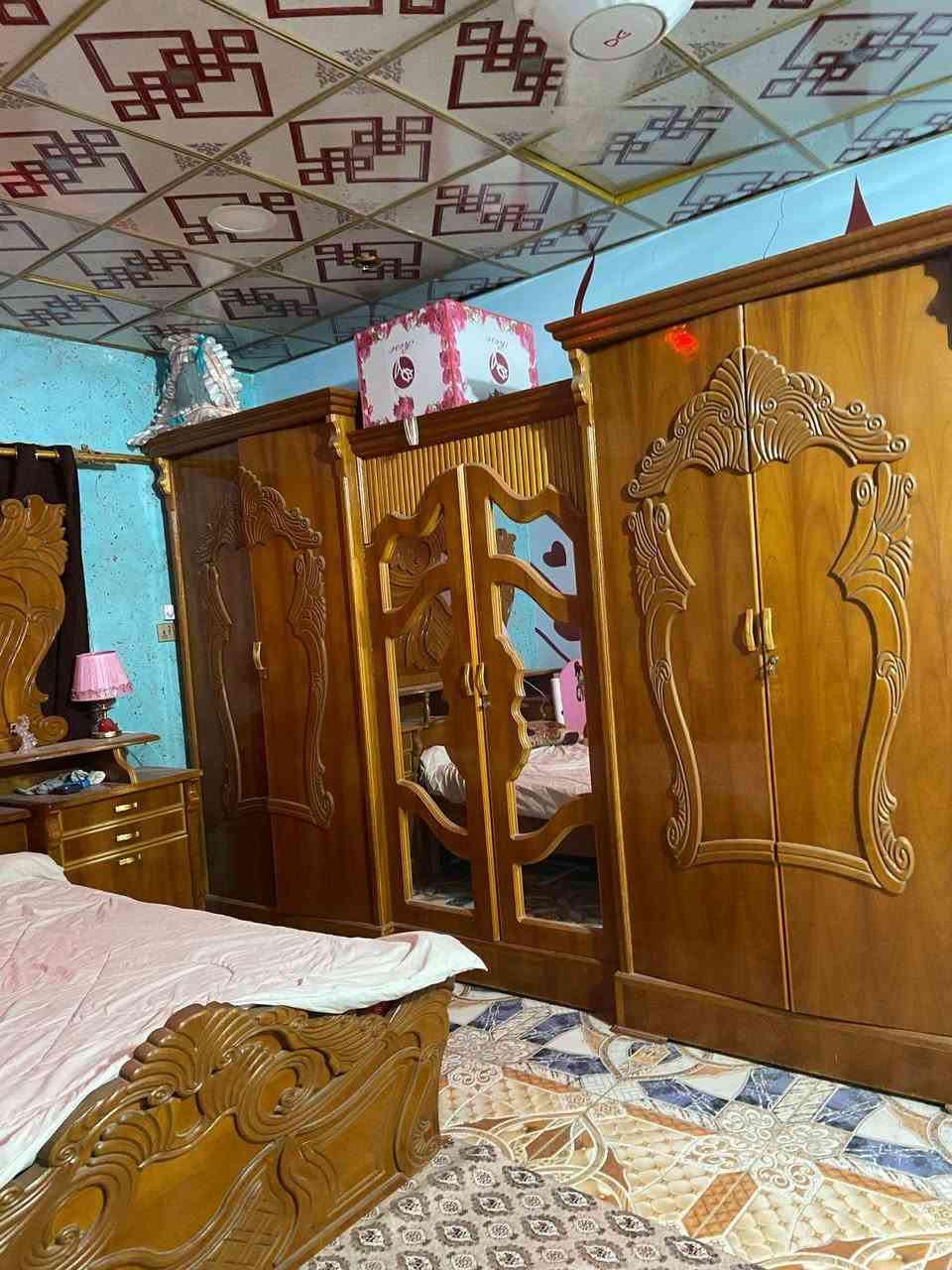 غرفه خشب تفصل احلئ من صور مفصلينه ب3مليون محتاجين ويردون يبعونه بمليون ونص الاستفسار ب*********** مكان البصره قضاء المدينه
