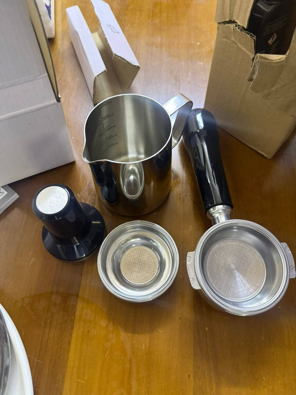 مكينه كهوه الحترافيه الاصليه 
وياه مطحنه مدمجه لطحن حبوب البن الطازجه
تتميز بمضخه ضغط 15 بار 
خزان الماي 2.3 لتر 
قوه قصوى 1770 واط 
وياه مللحقين فلتر 
الاستفسار ***********
مكاني بغداد شارع فلسطين
