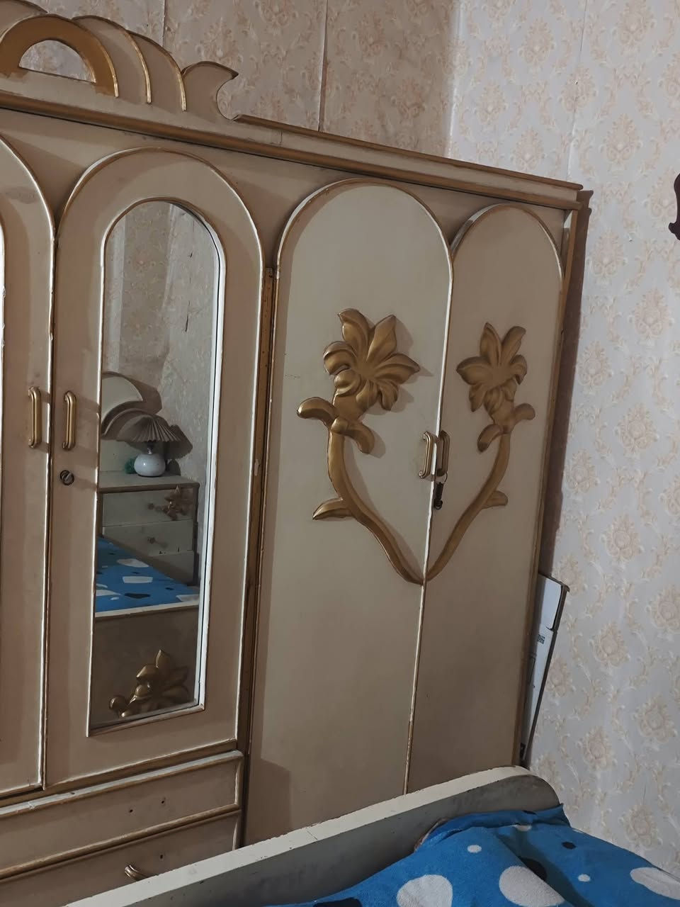 السلام عليكم.. للبيع غرفة نوم كاملة خشب، تصميم كلاسيك مميز باللون البيج (السكري) والمطعم بالذهبي، الغرفة بحالة ممتازة وجاهزة للاستخدام.

📦 محتويات الغرفة:
كندور ضخم: متعدد الأبواب والمجرات، يحتوي على مرايا وسطية وتصميم زغرفي ذهبي مميز.
جرباية مزدوجة: مع ظهرية (تاج) بتصميم ملكي متناسق مع الكندور.
ميز تواليت (ميز مراية): يحتوي على مجرات واسعة للتخزين ومرايا ثلاثية.
كومديات عدد (2): بجانب السرير مع مجرات.
علاقة ملابس واقفة (شماعة): تحتوي على مجر سفلي.
خزانة صغيرة إضافية (كومدي أرضي).
📍 تفاصيل إضافية:
الحالة: مستعملة (نظيفة جداً كما موضح بالصور).
السعر: [450الف] (قابل للتفاوض البسيط للشراي).
الموقع: [ بغداد / حي القاهرة]
النقل: [على المشتري].
📞 للتواصل والاستفسار: يرجى مراسلة الخاص أو الاتصال على الرقم: [***********]
